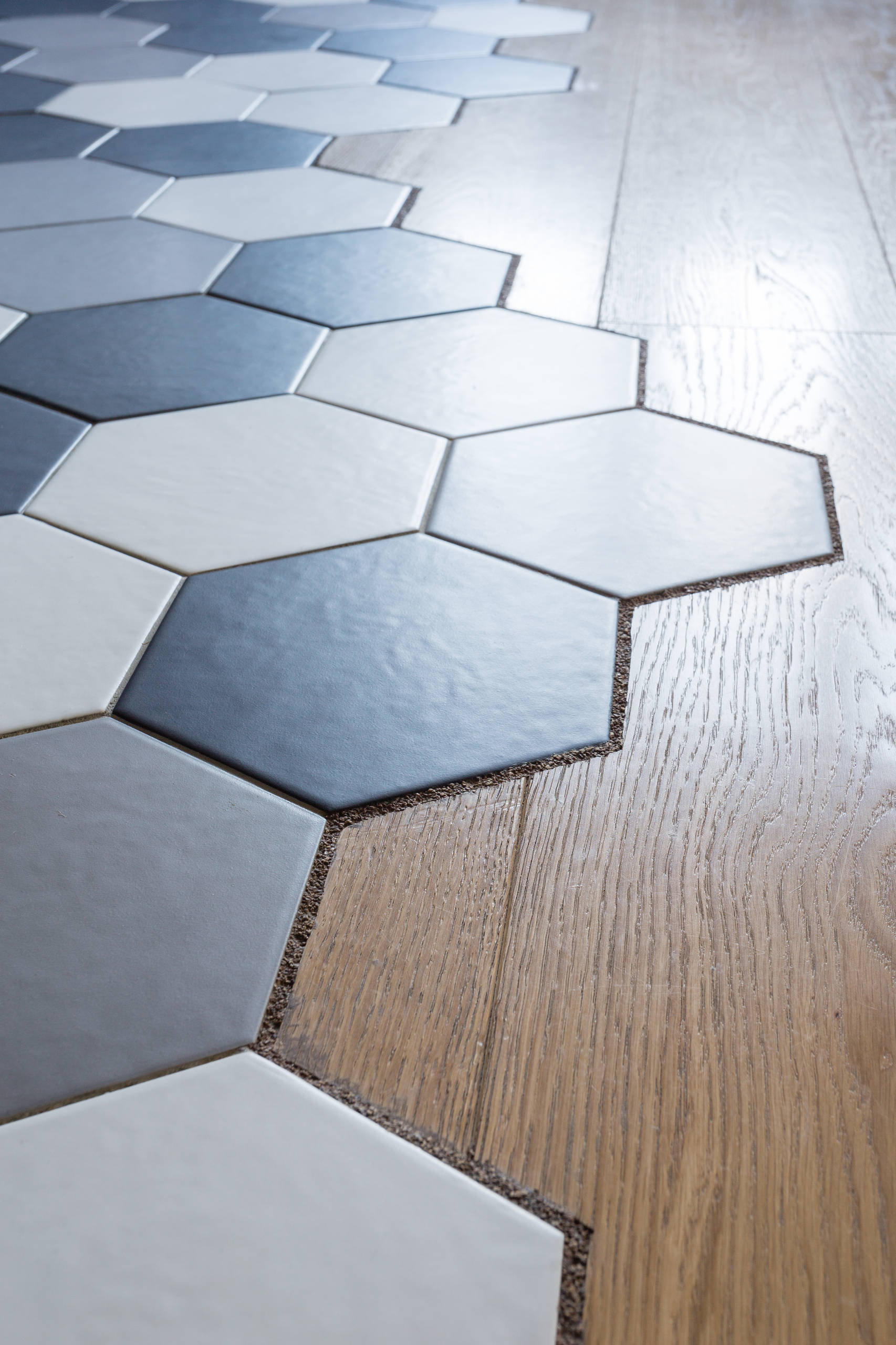 Дизайн-дебаты: Как состыковать два материала на полу