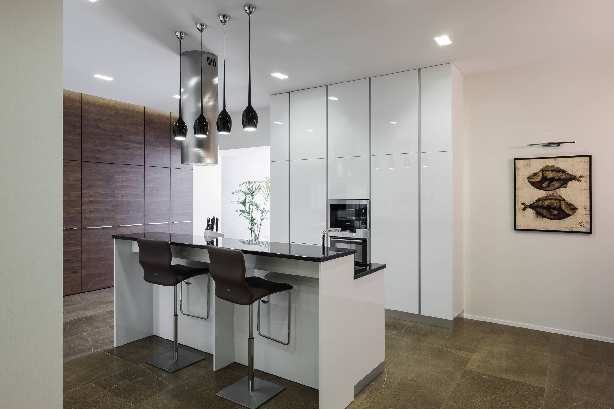 Фотоохота: 23 проекта кухни «в колонну» — от компактных до XXL