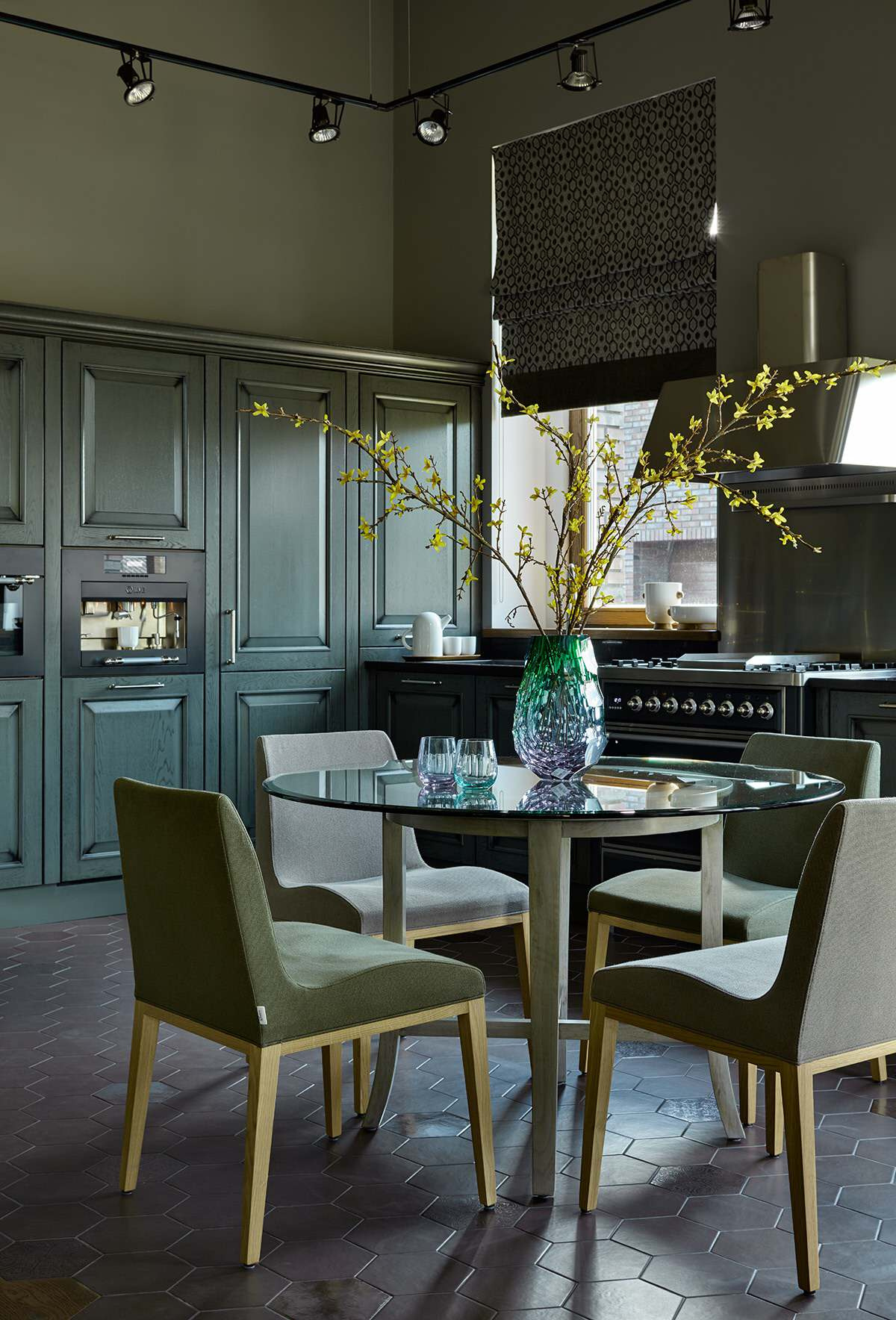 Фотоохота: 23 проекта кухни «в колонну» — от компактных до XXL