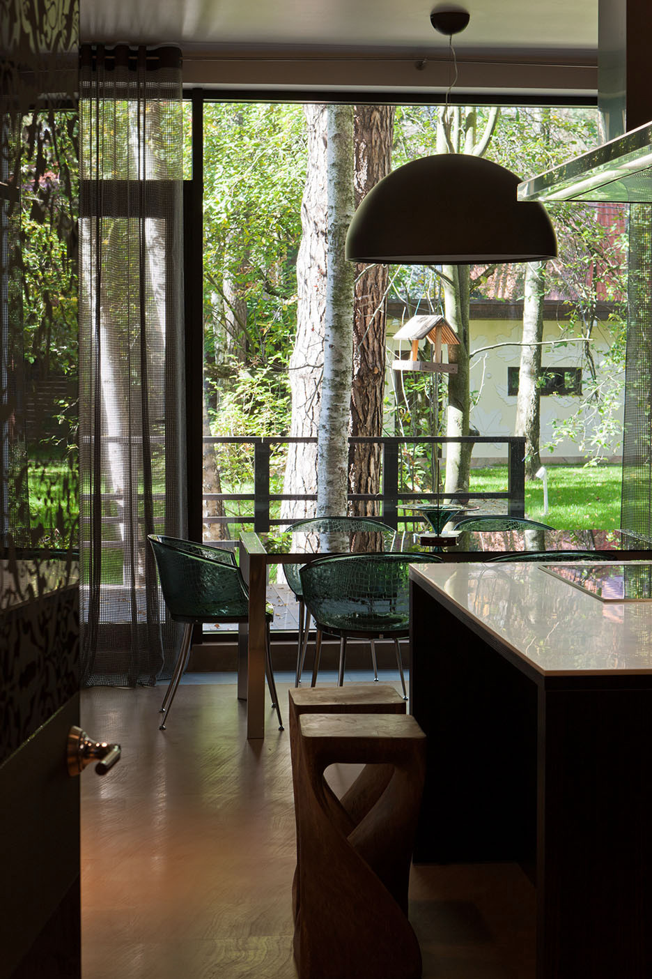 Проект недели: Эклектика и минимализм в двусветной гостиной