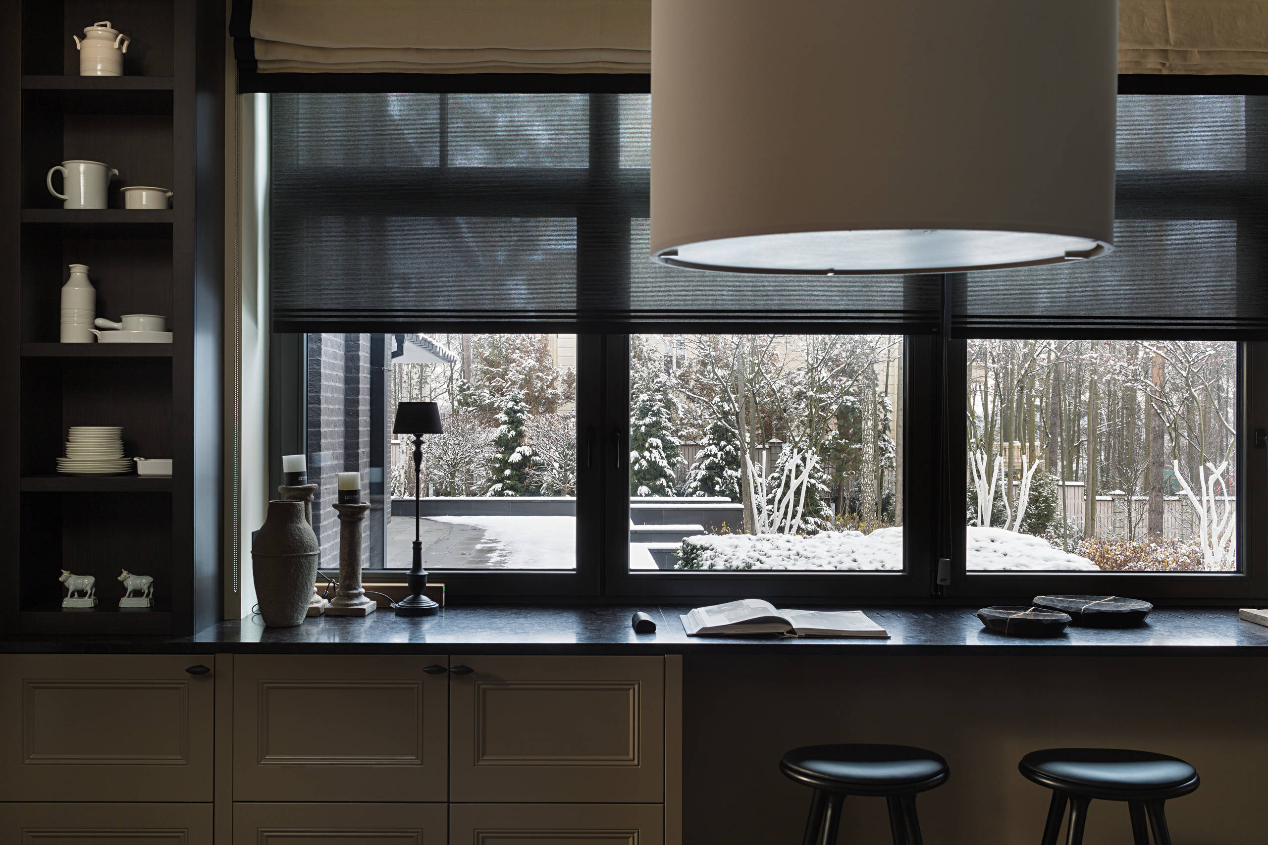 Есть решение: 18 кухонь, где столешница под окном