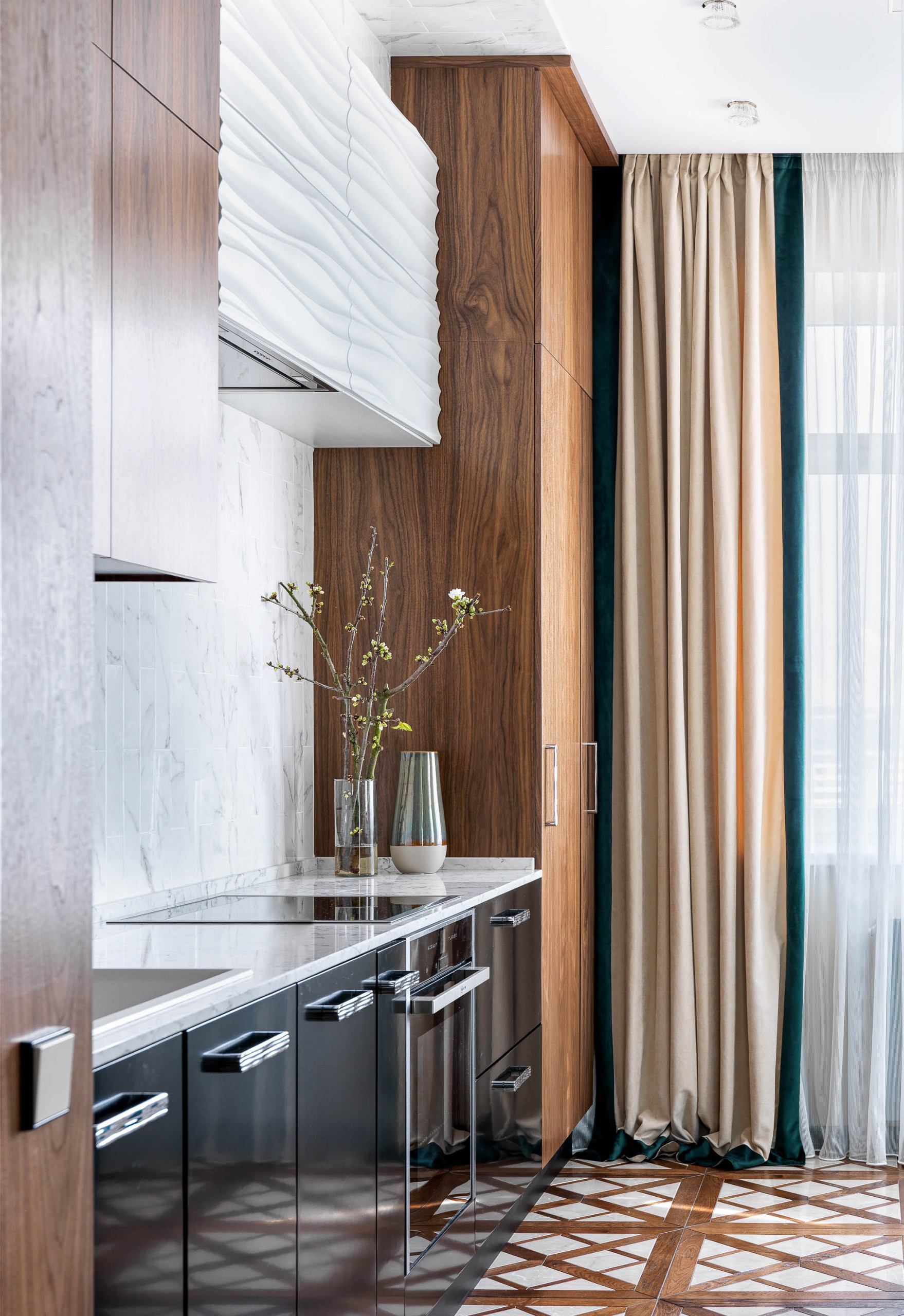 Houzz тур: Изумрудная квартира с фресками и мрамором