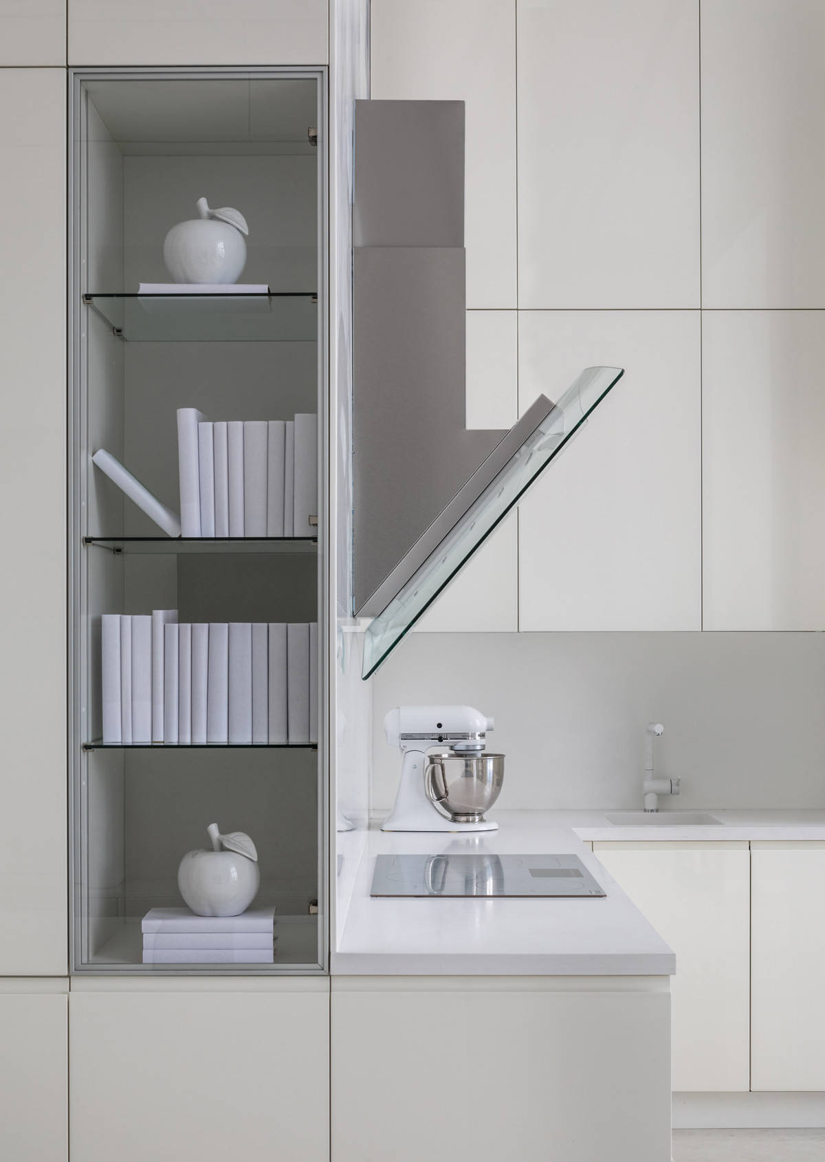 Просто фото: Наклонные вытяжки для кухни (18 идей)