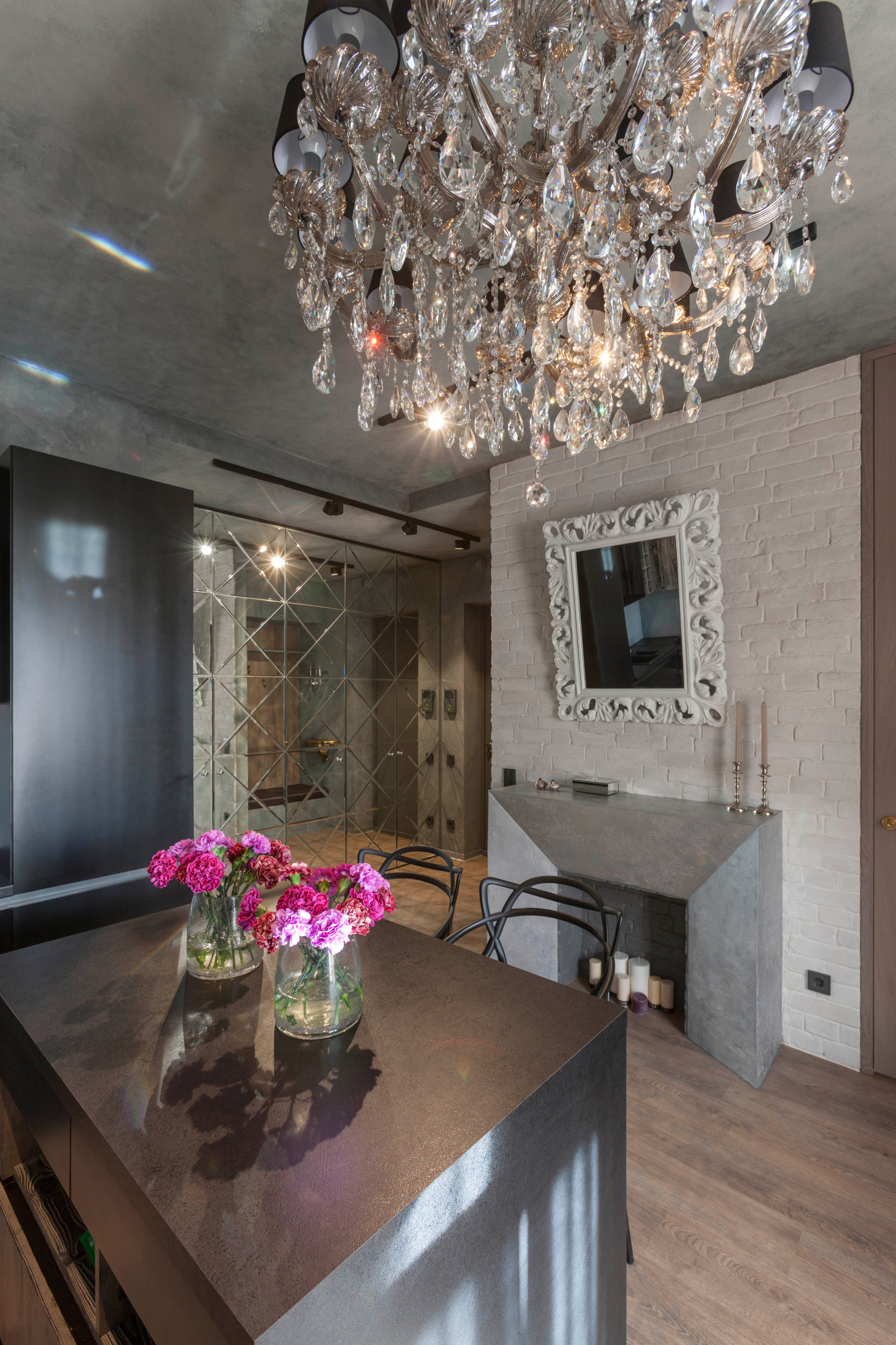 Houzz тур: Маленькая квартира с бетоном и позолотой