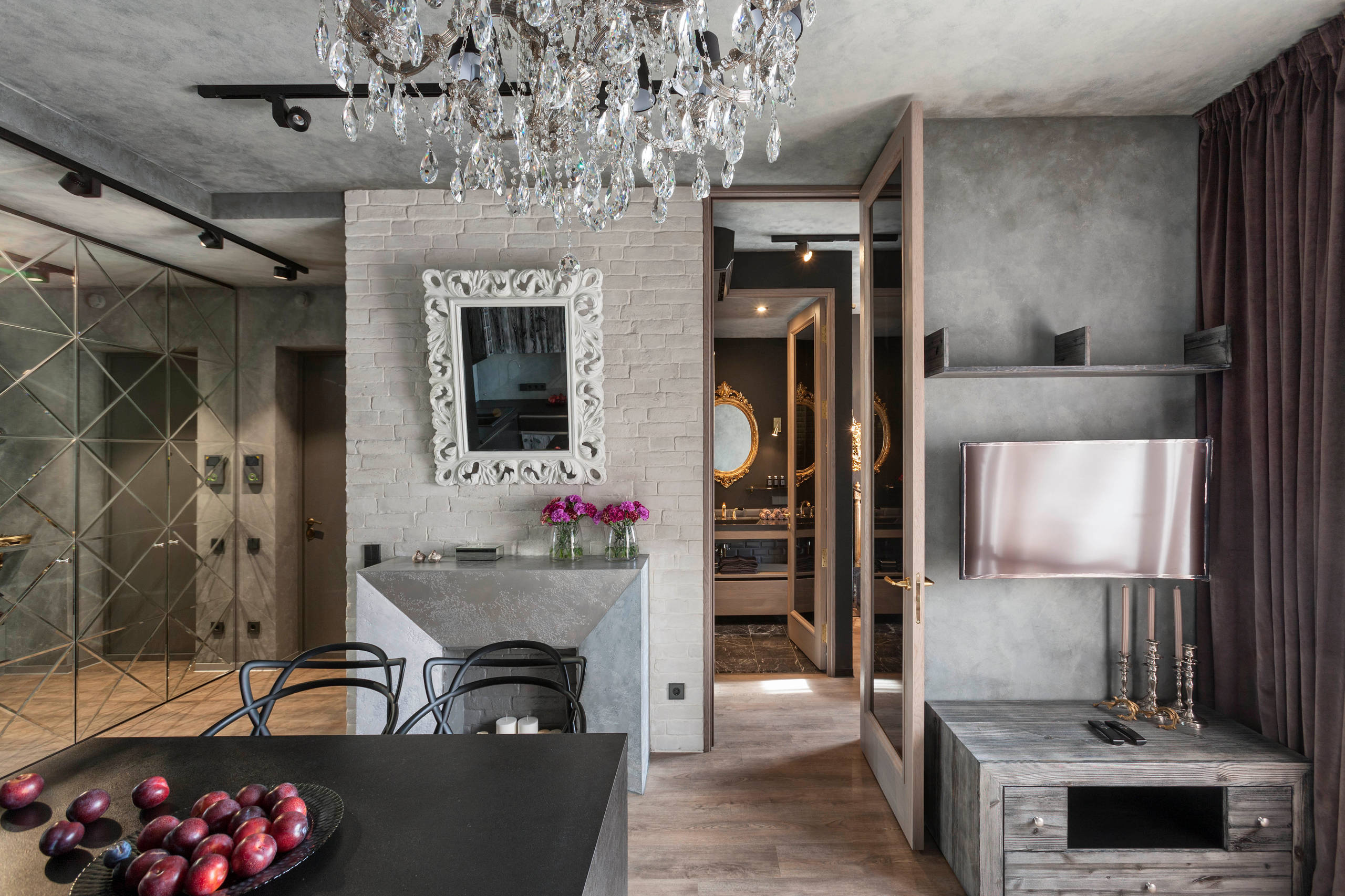 Houzz тур: Маленькая квартира с бетоном и позолотой