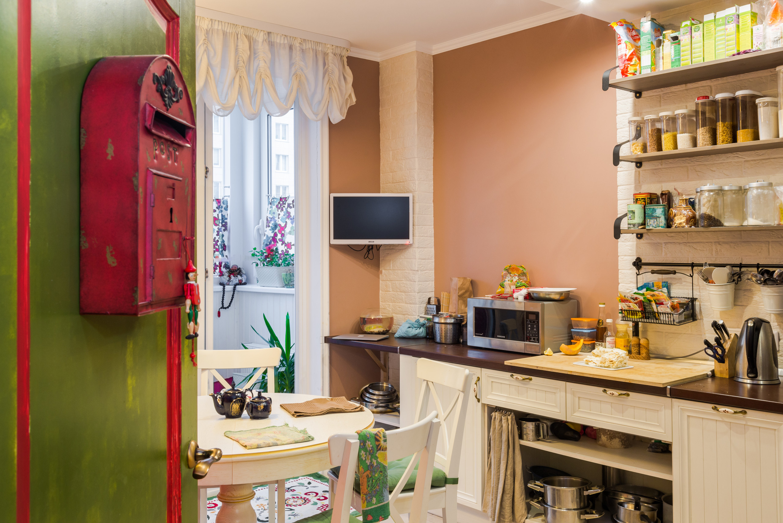 В гостях: Квартира с авторским декором и Поллоком, захватившим балкон