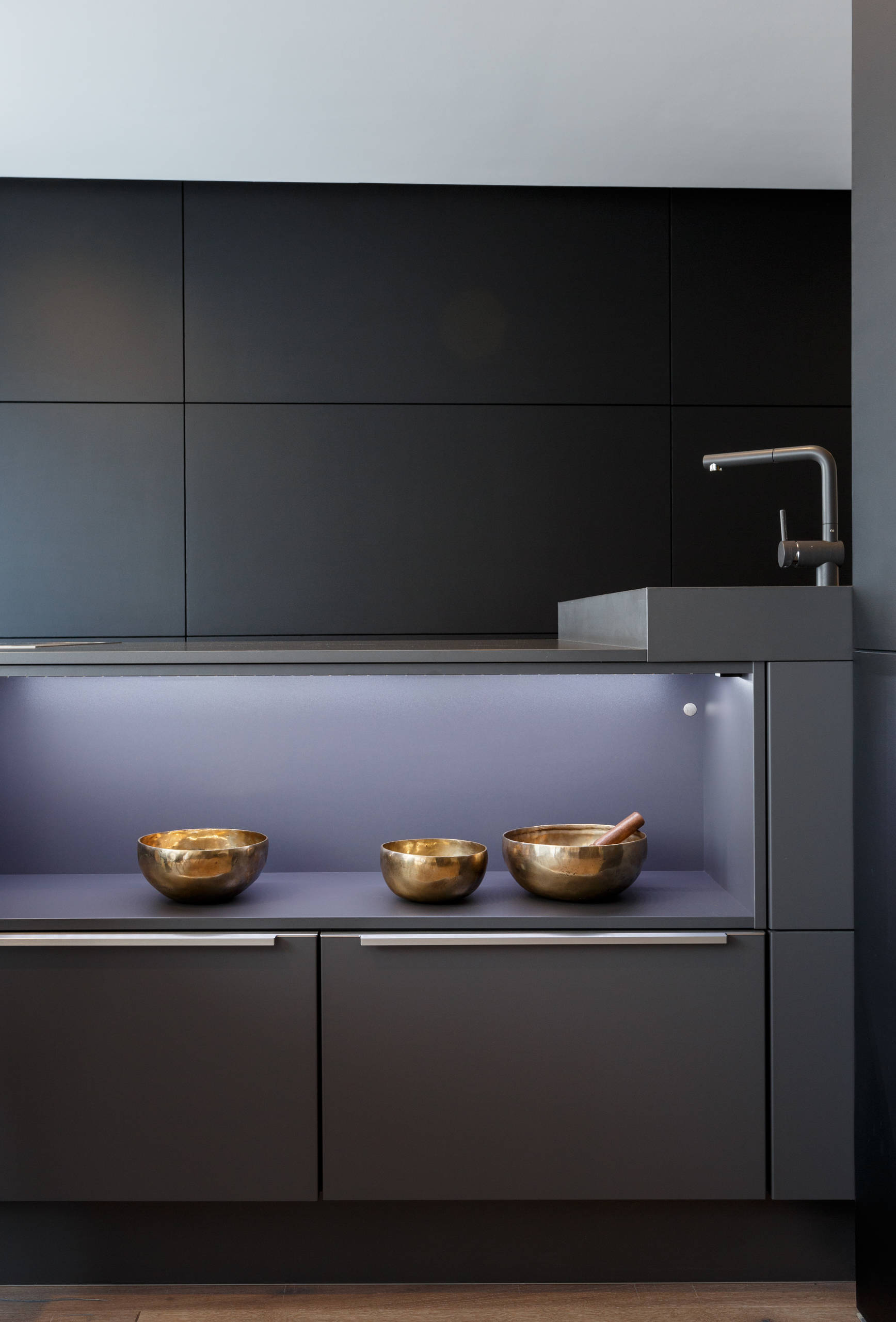 Просто фото: 15 кухонь с нишами и выемками по фасаду