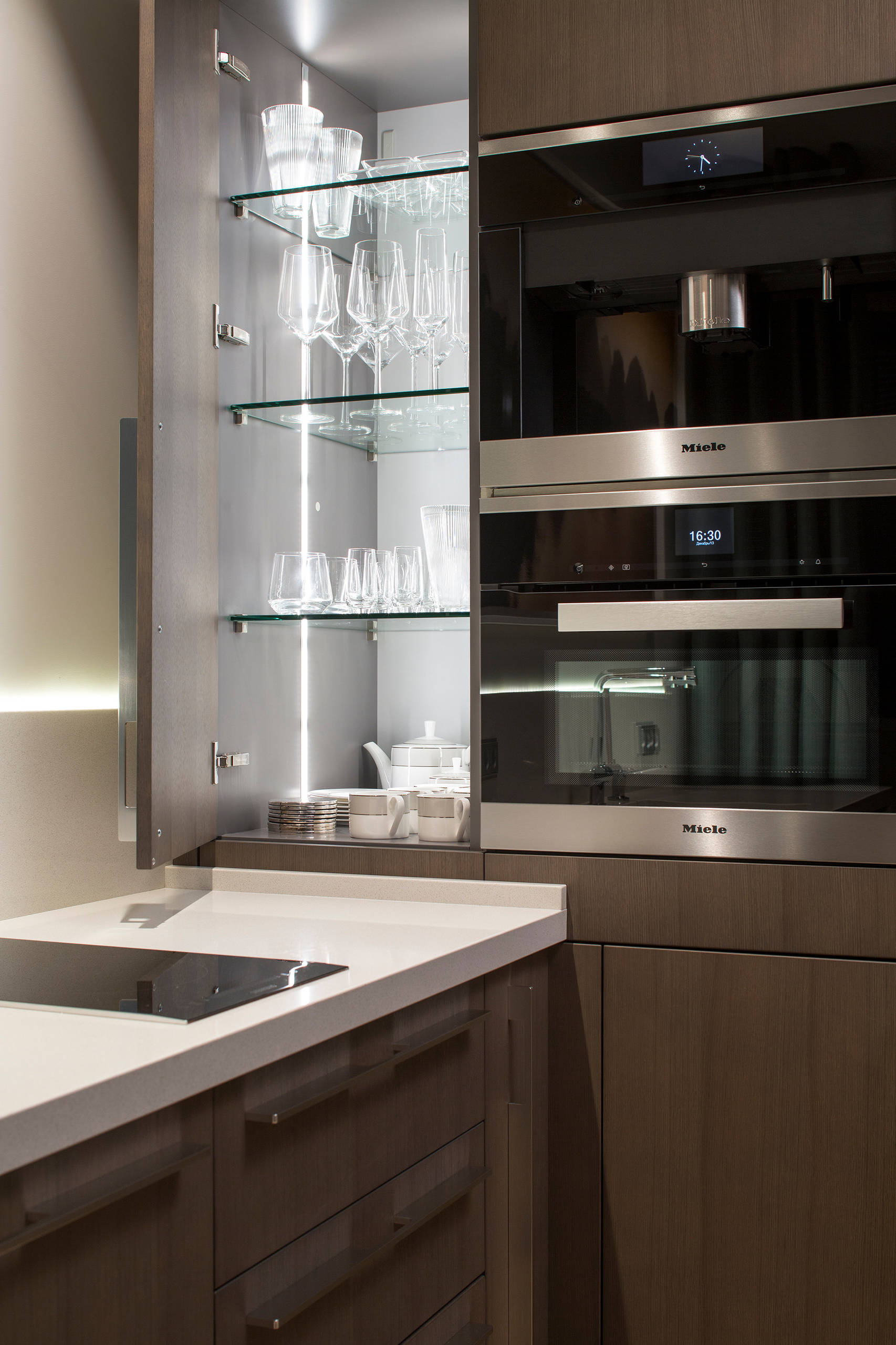 Фотоохота: 23 проекта кухни «в колонну» — от компактных до XXL