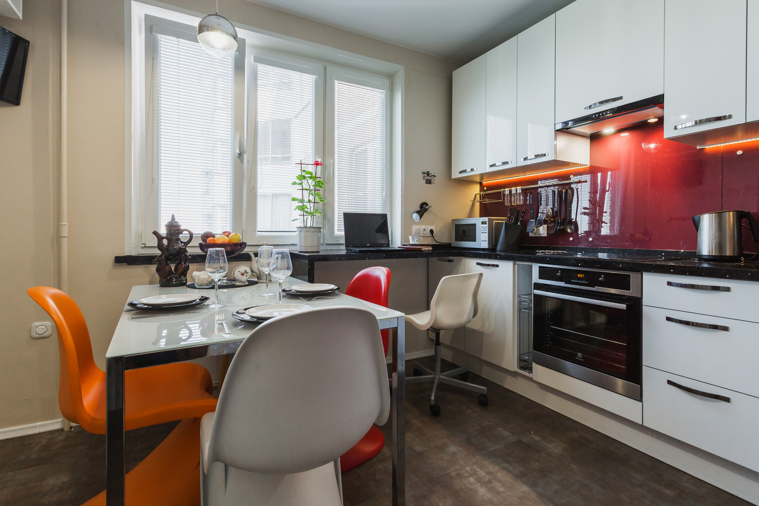 До и после: Самолет и море света на кухне 12 метров для выпускников МАИ