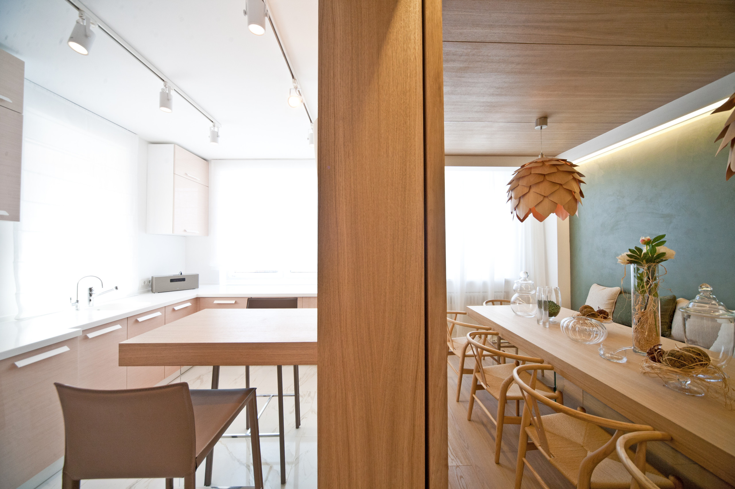 Есть проблема: Проходная кухня и гостиная в смежных комнатах