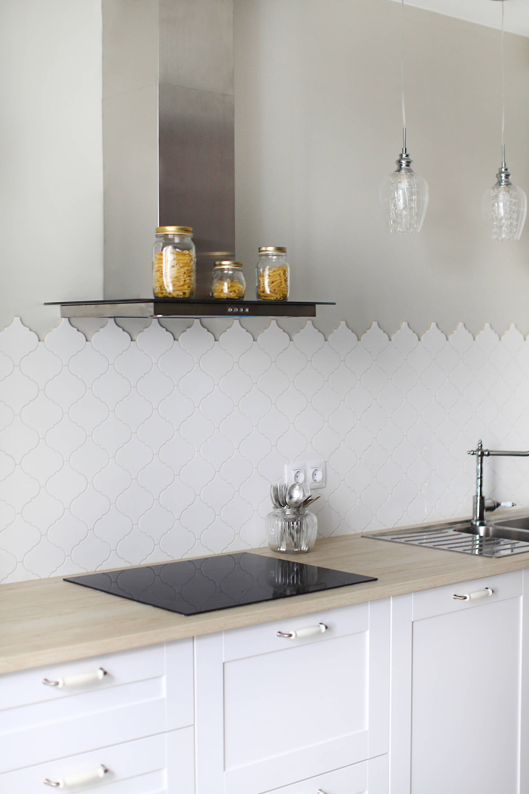 Вопрос: Как вписать фартук в интерьер кухни