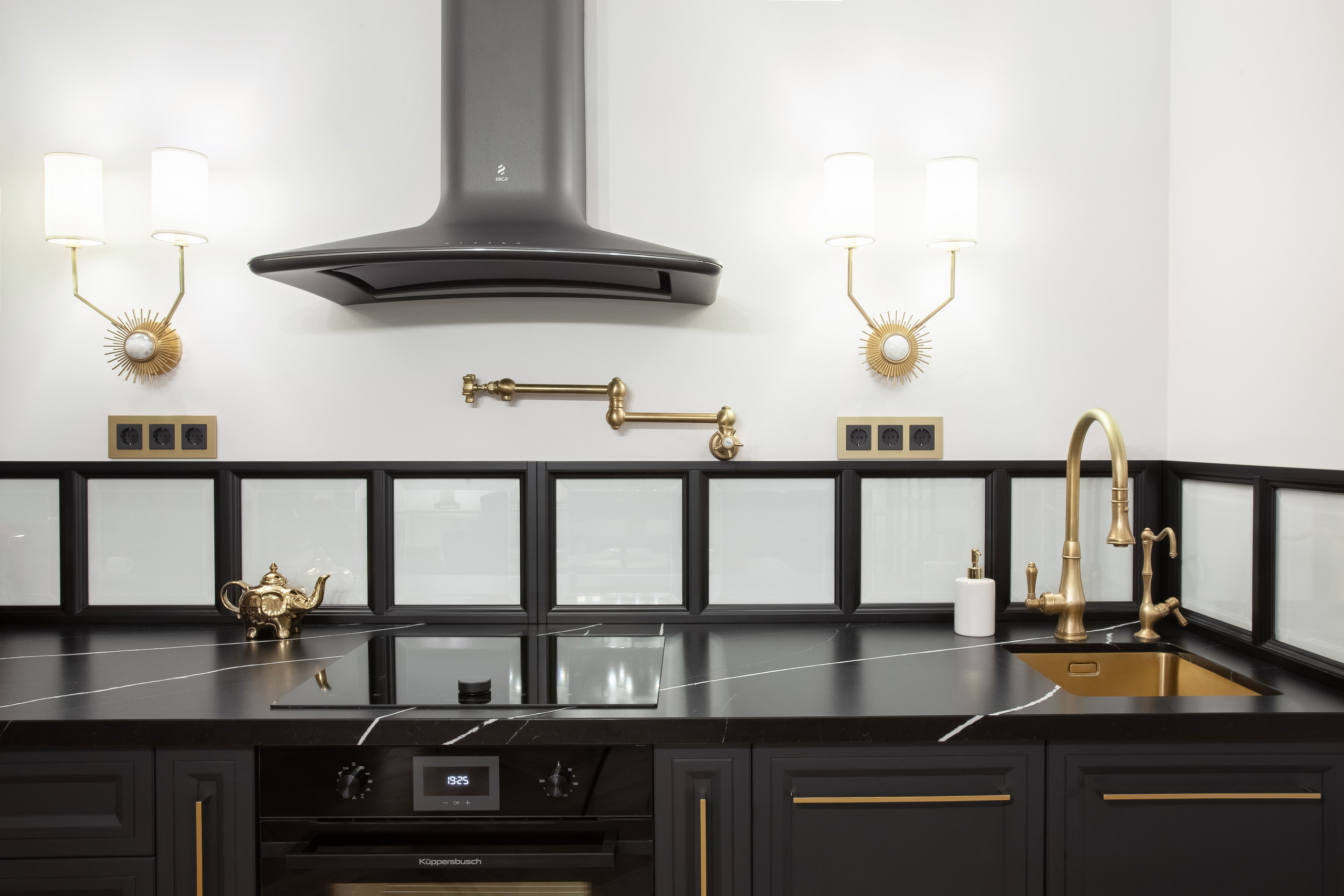 До и после: Квартира с мойкой для обуви в прихожей