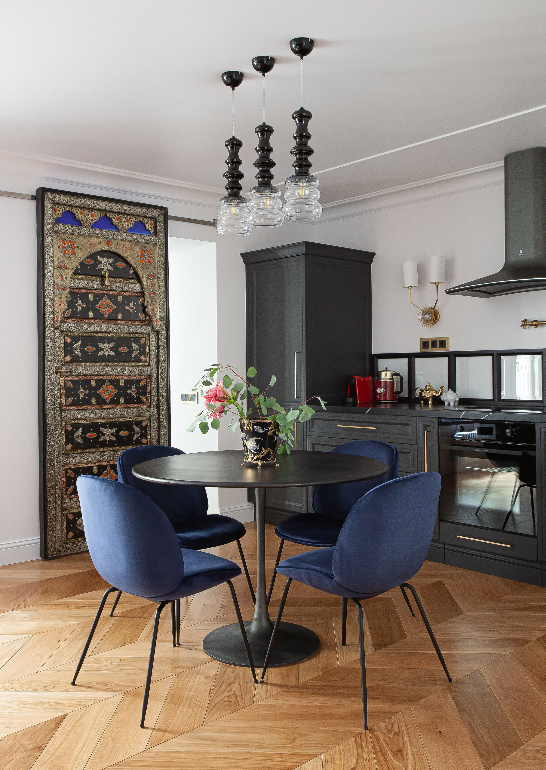 До и после: Квартира с мойкой для обуви в прихожей