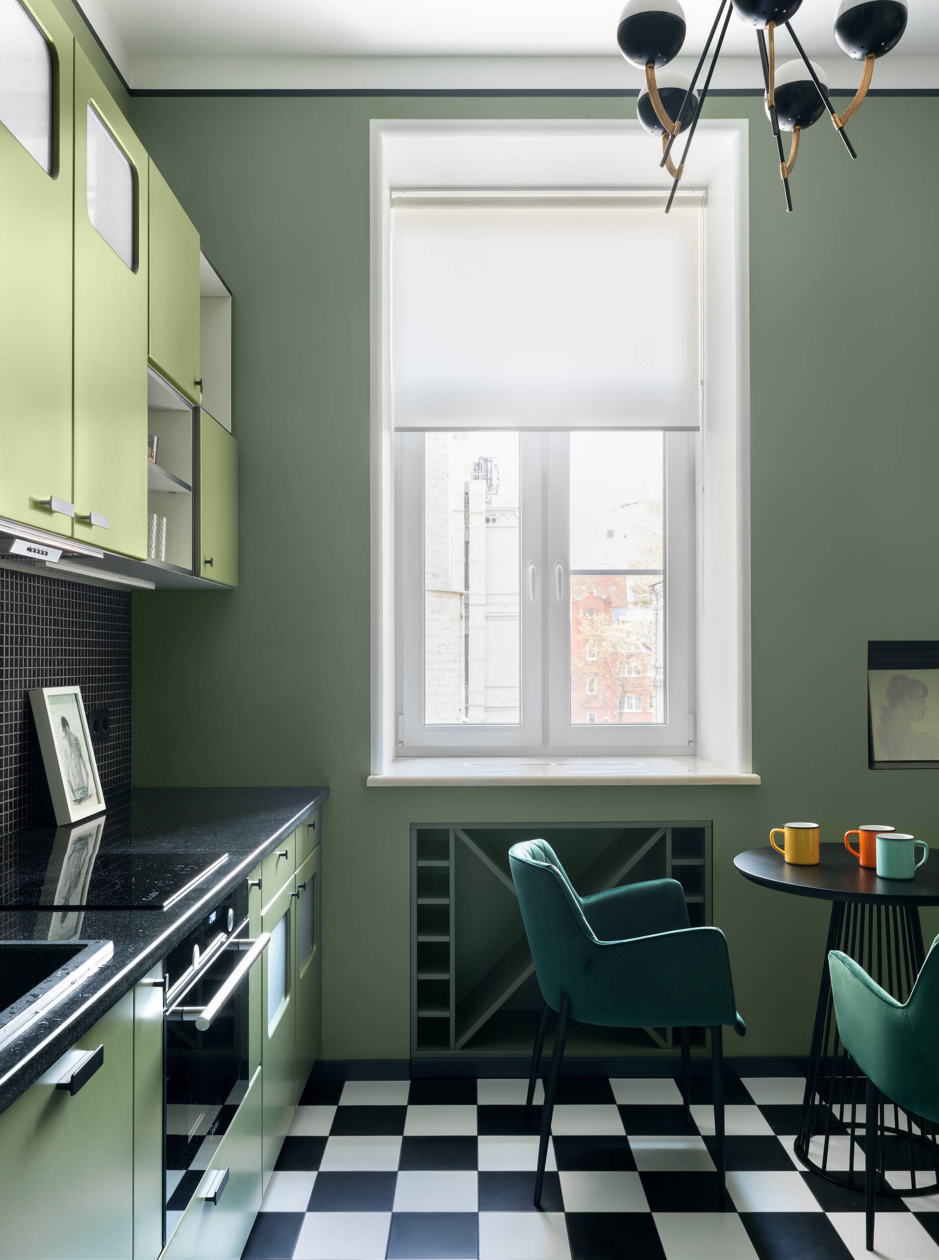 Houzz тур: Квартира для галеристки — с яркими витражами