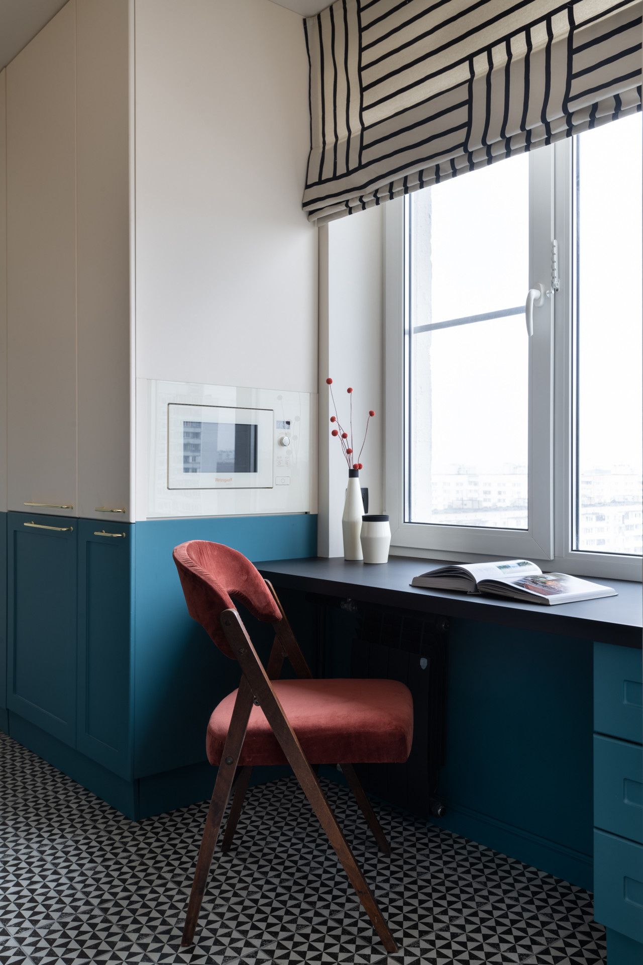 Houzz тур: Квартира со стеклоблоками и винтажными стульями