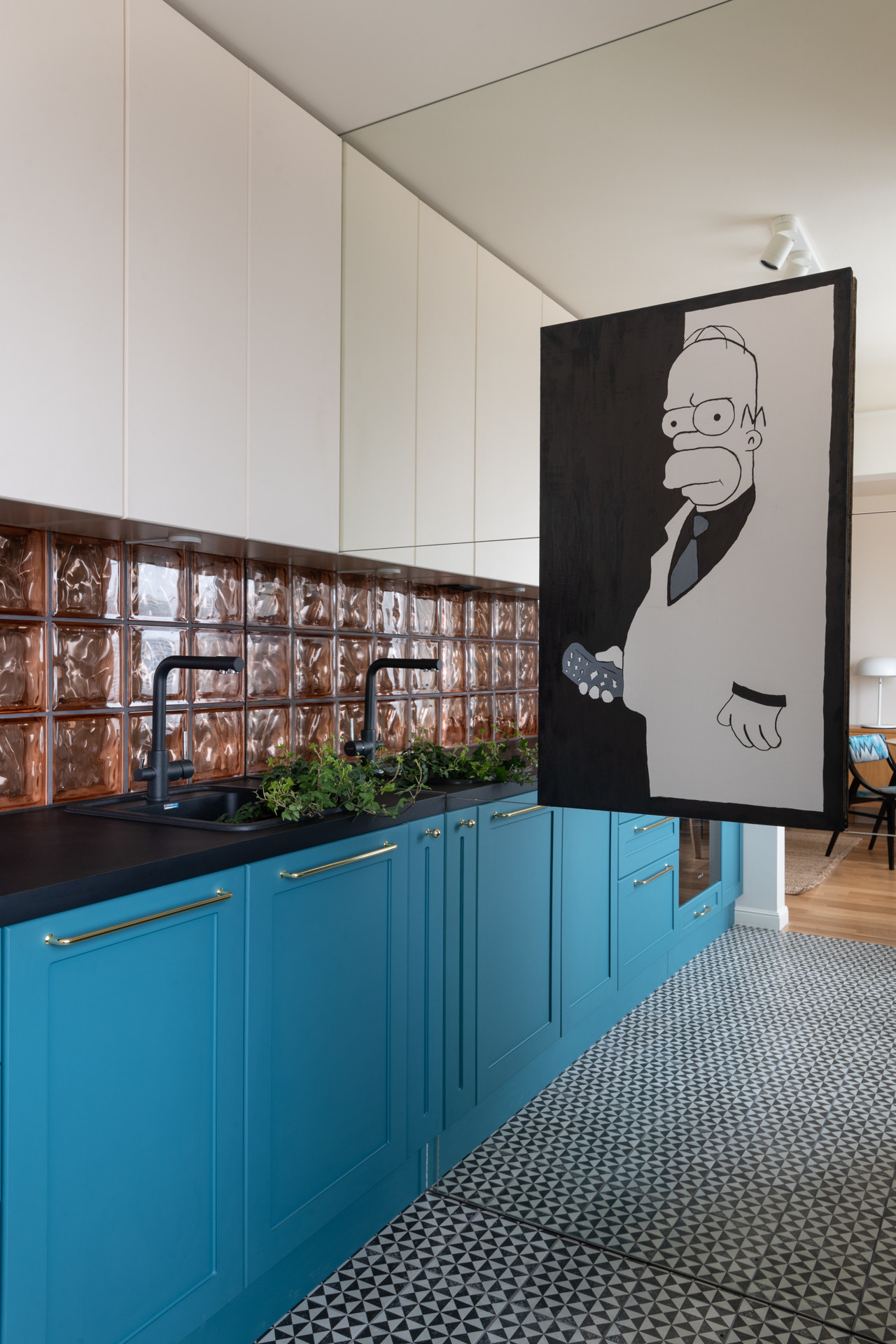 Houzz тур: Квартира со стеклоблоками и винтажными стульями