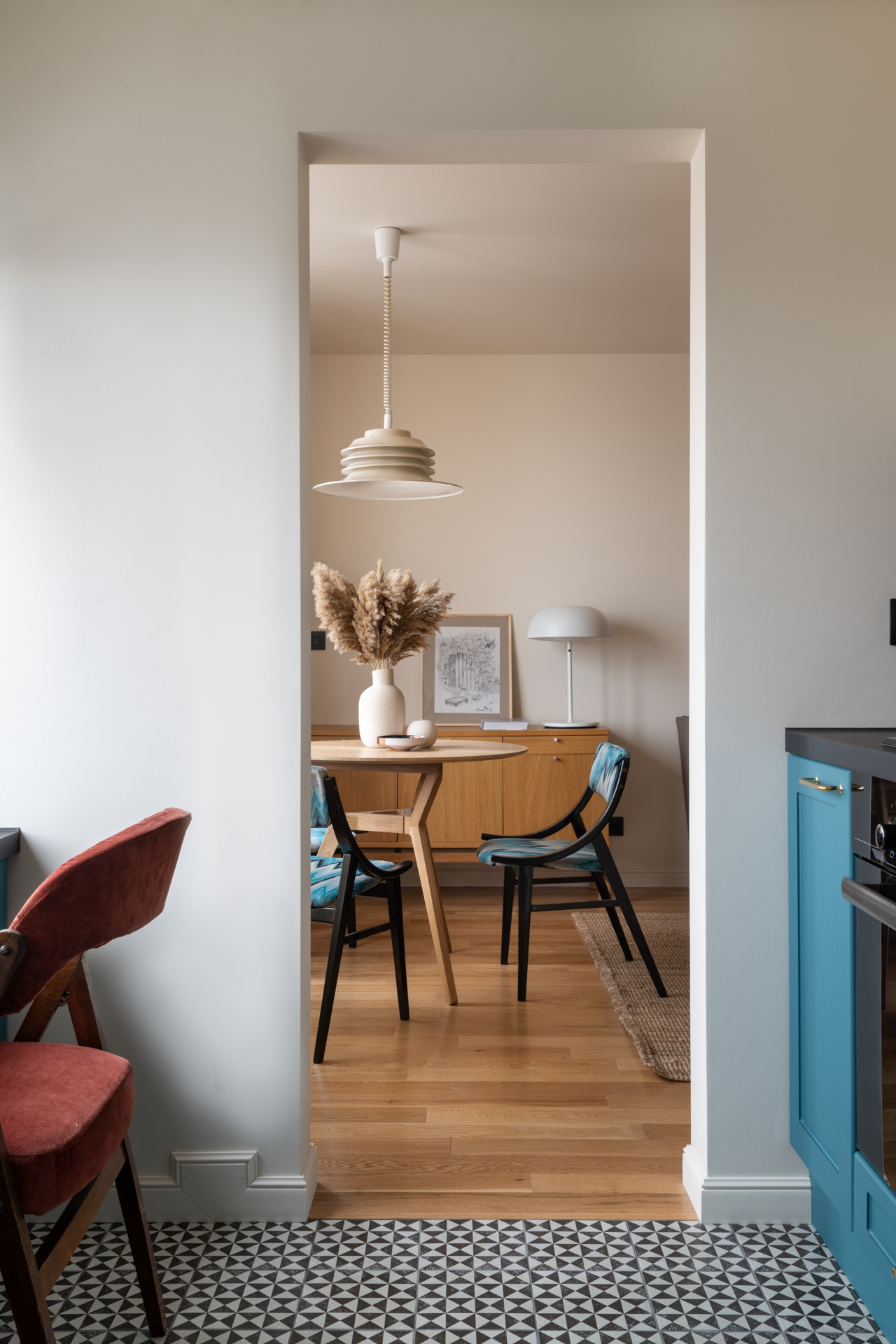 Houzz тур: Квартира со стеклоблоками и винтажными стульями