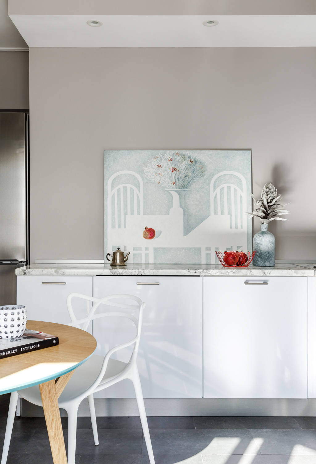 Houzz тур: Квартира для студента — с фрамугами и красным диваном