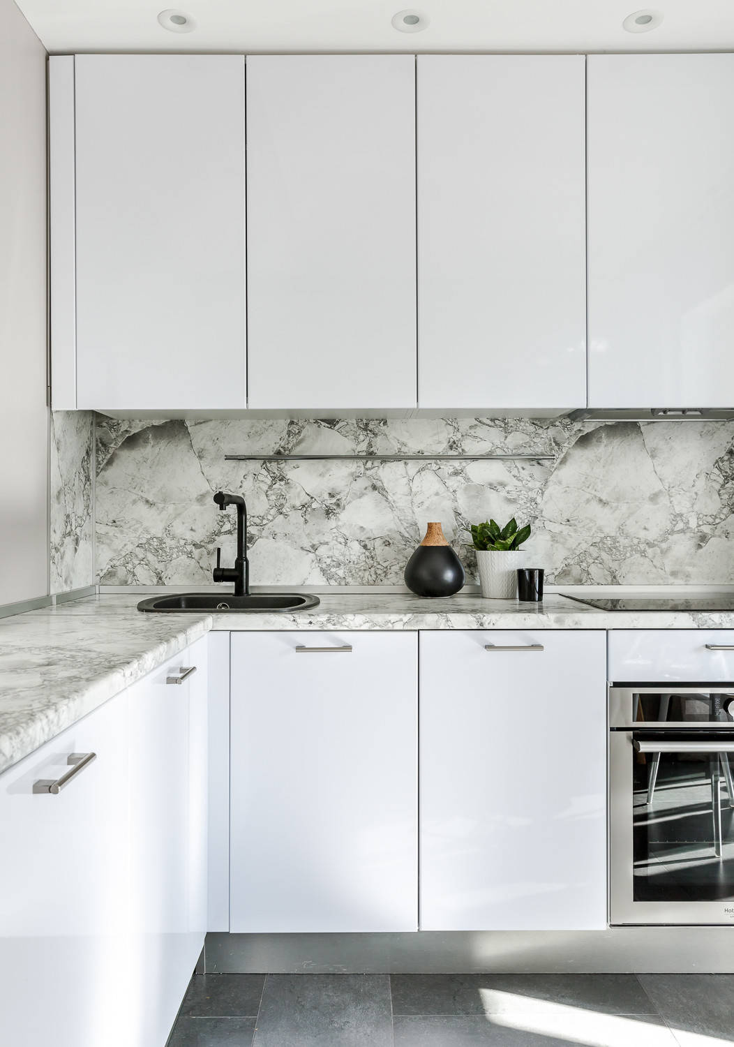 Houzz тур: Квартира для студента — с фрамугами и красным диваном