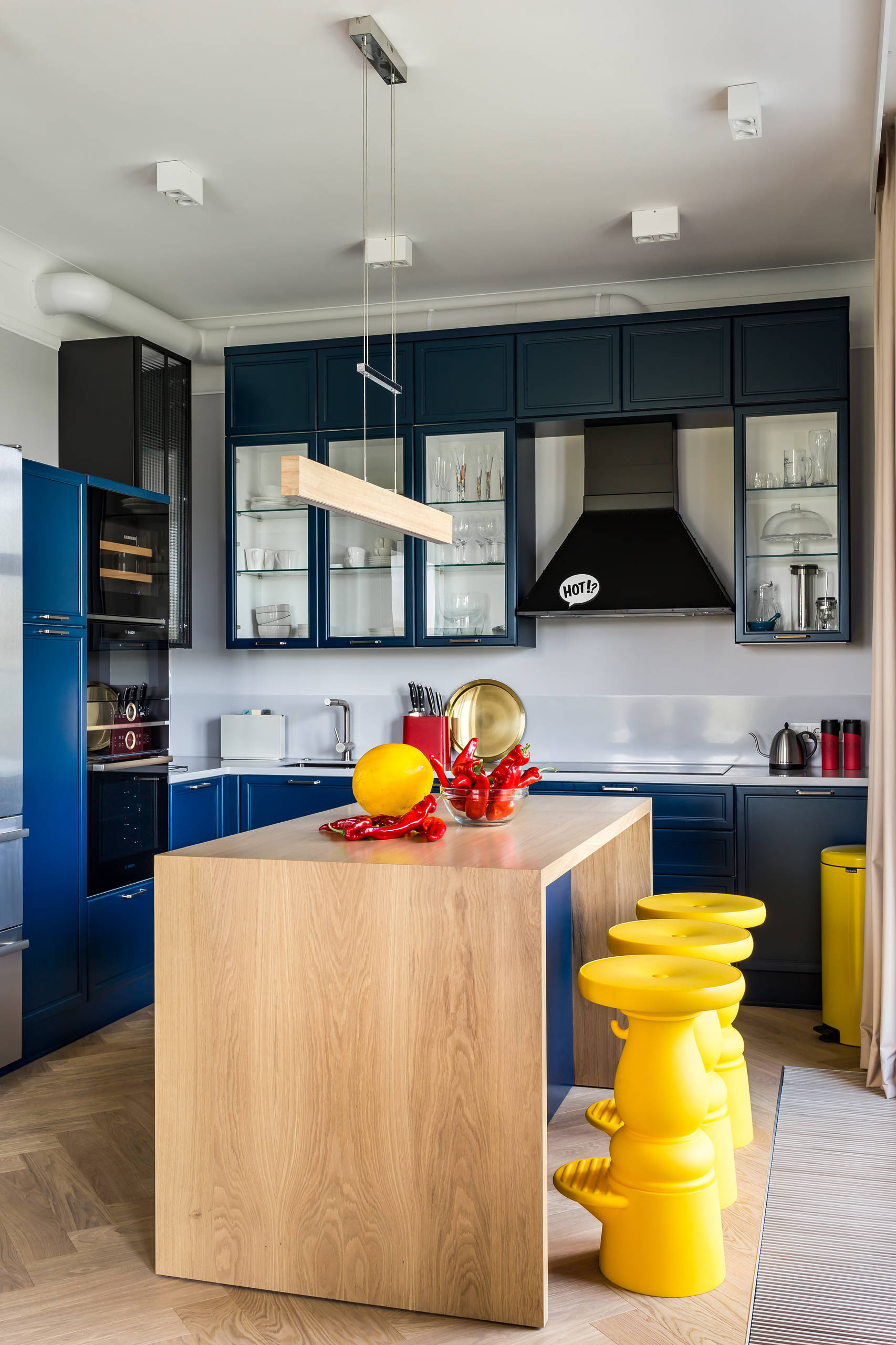 Houzz тур: Яркая квартира — под цвет доски для серфинга