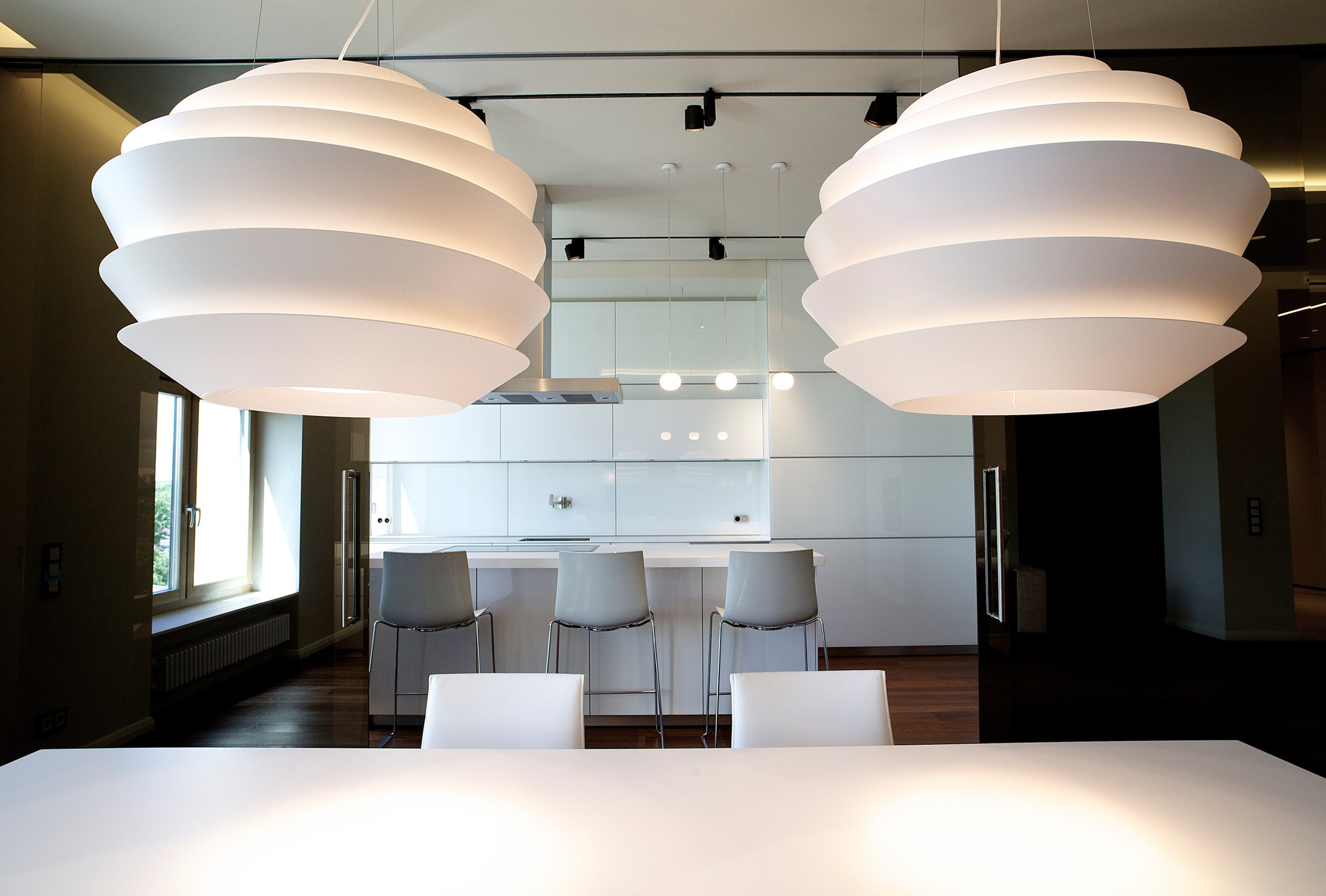 Белая глянцевая кухня в интерьере