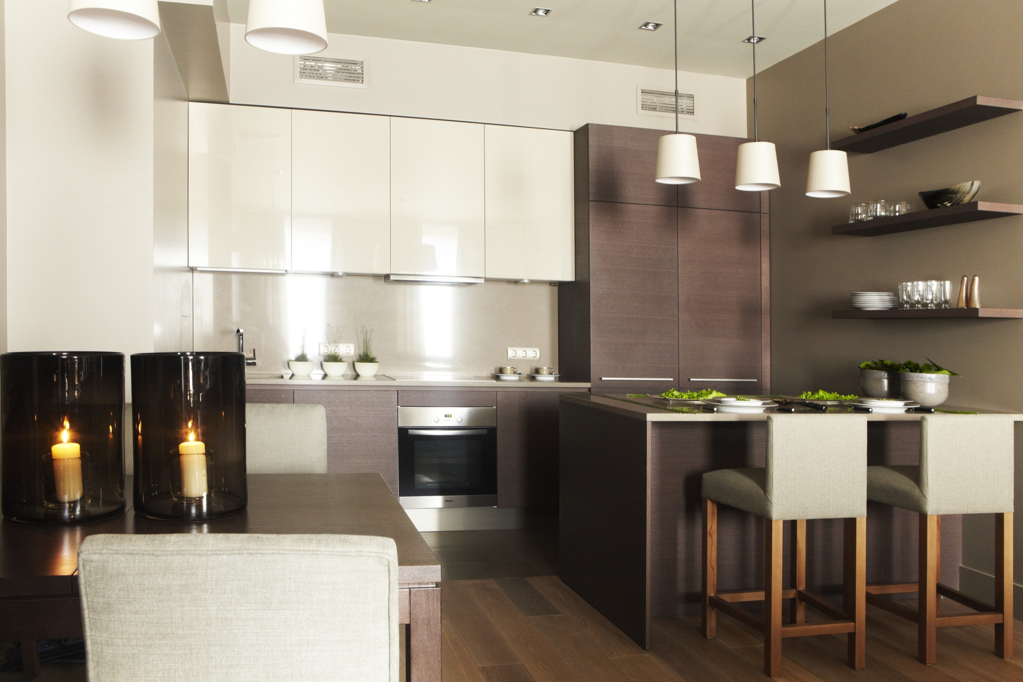 Houzz тур: Квартира с камином в гостиной и злаковым садом во дворе