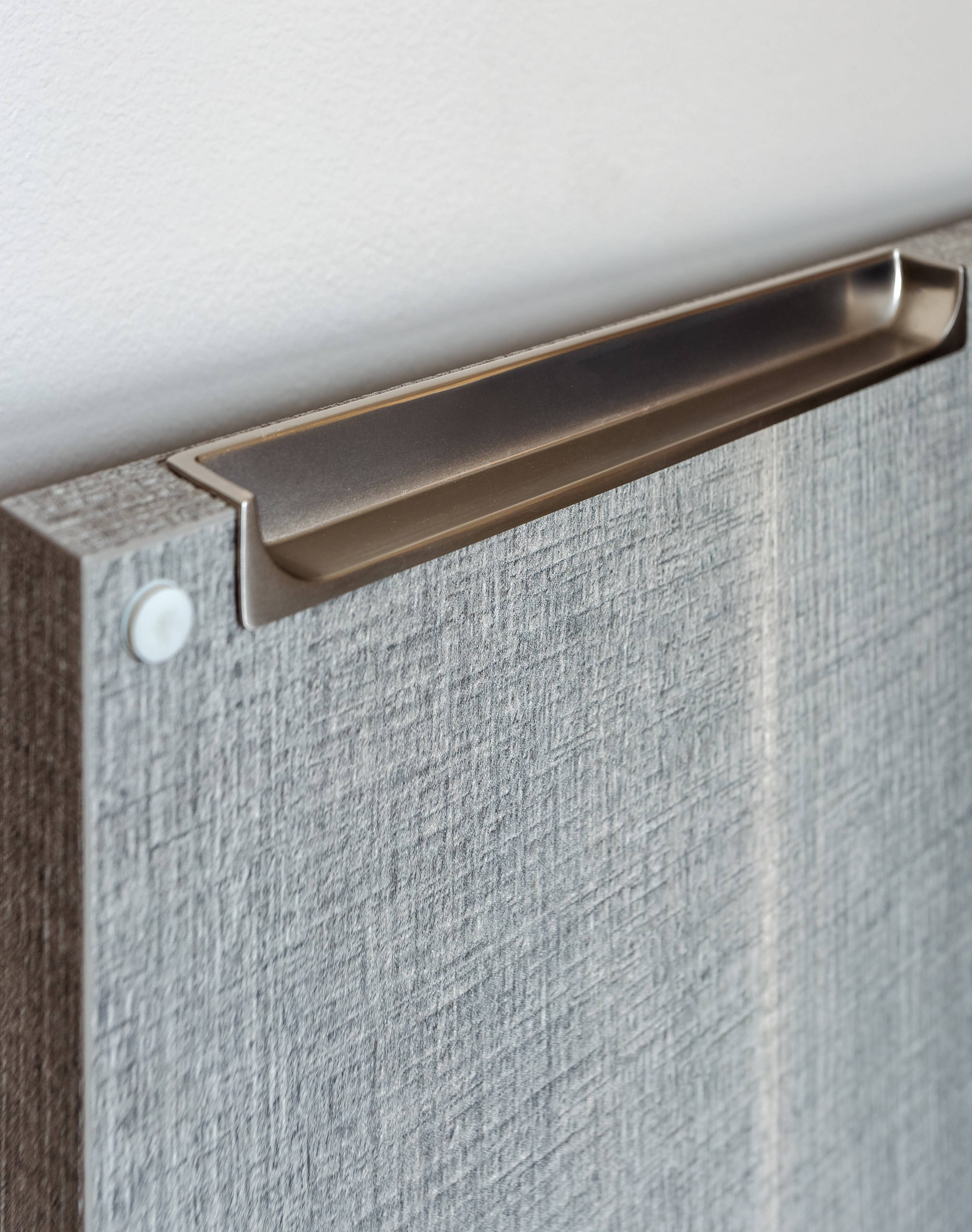 Вопрос: Стоит ли платить за дорогую кухонную фурнитуру