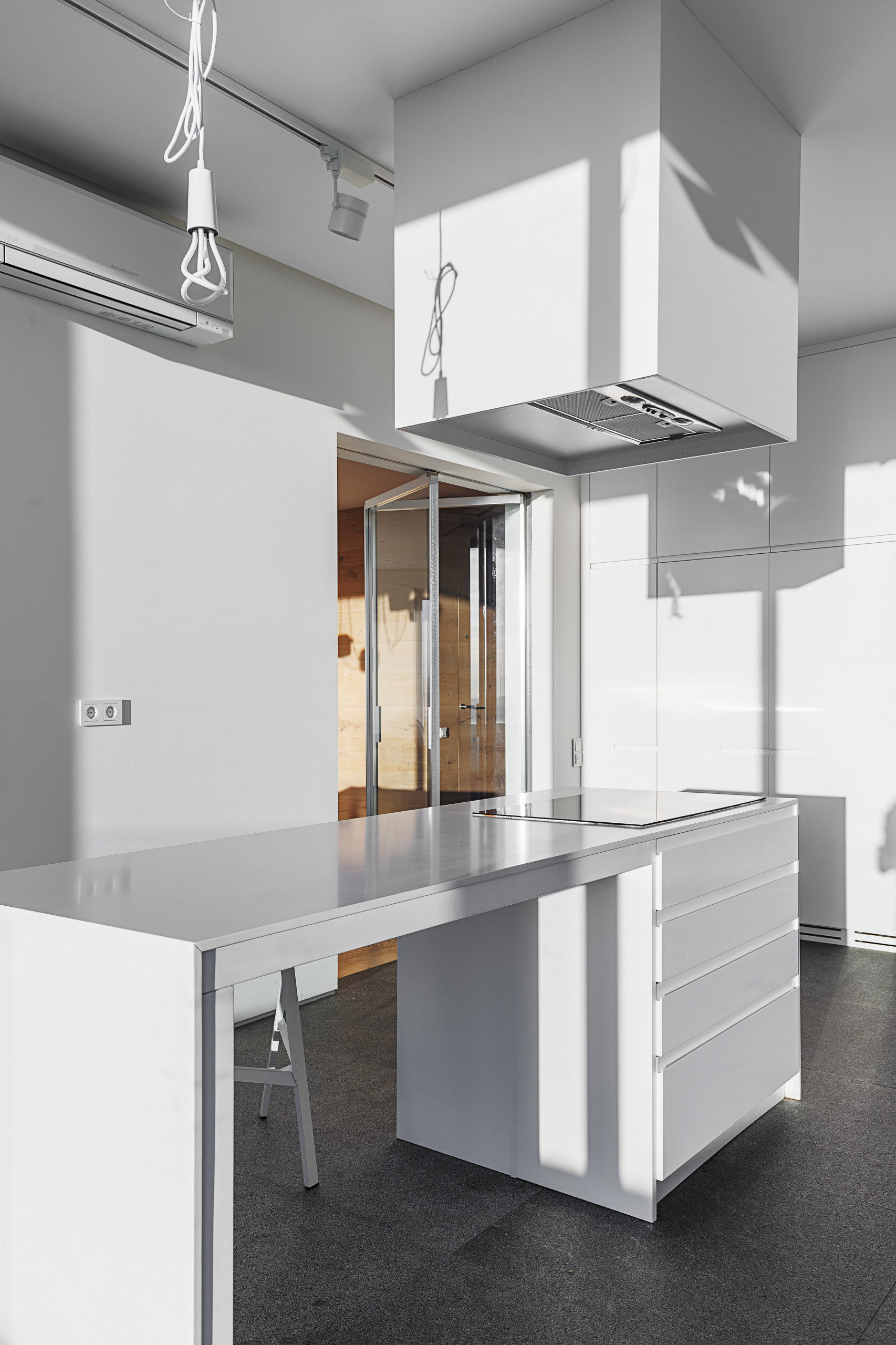 Фотоохота: 23 проекта кухни «в колонну» — от компактных до XXL