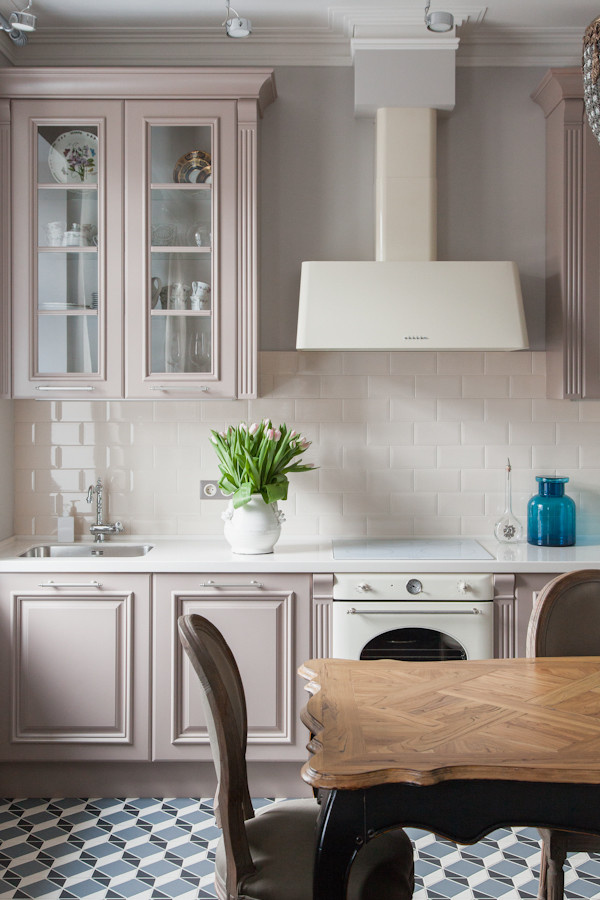 Houzz тур: Старые двери в изголовье кровати и множество арт-объектов