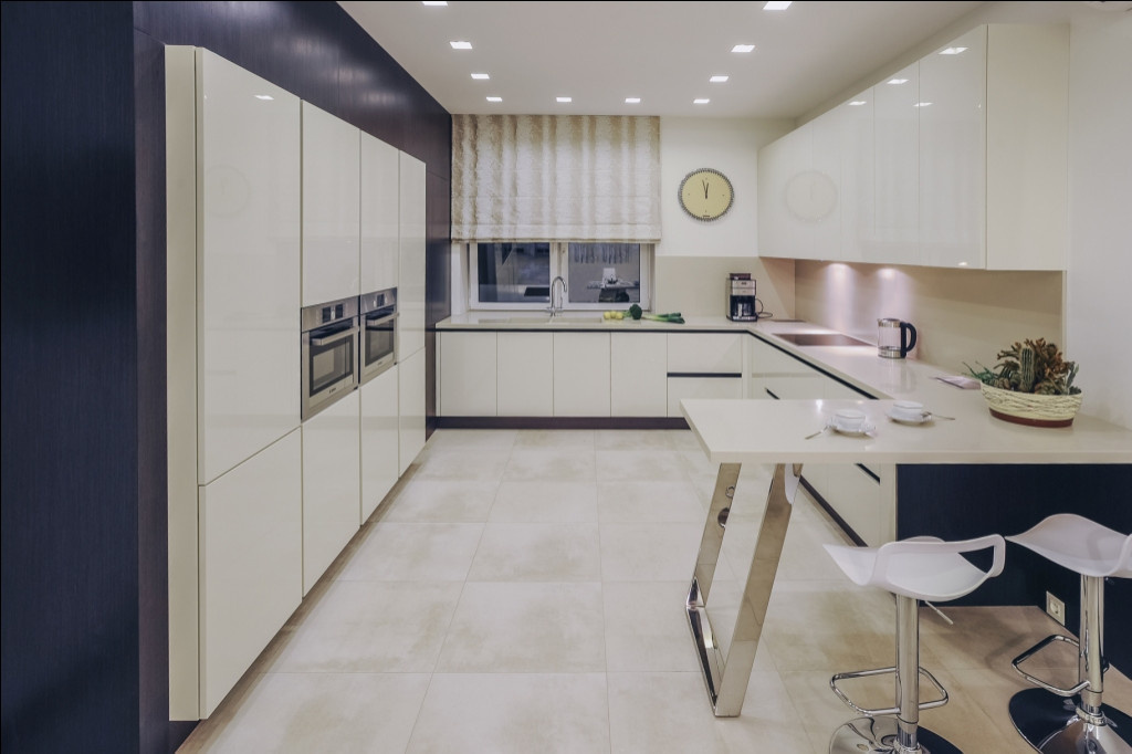 Белая глянцевая кухня в интерьере