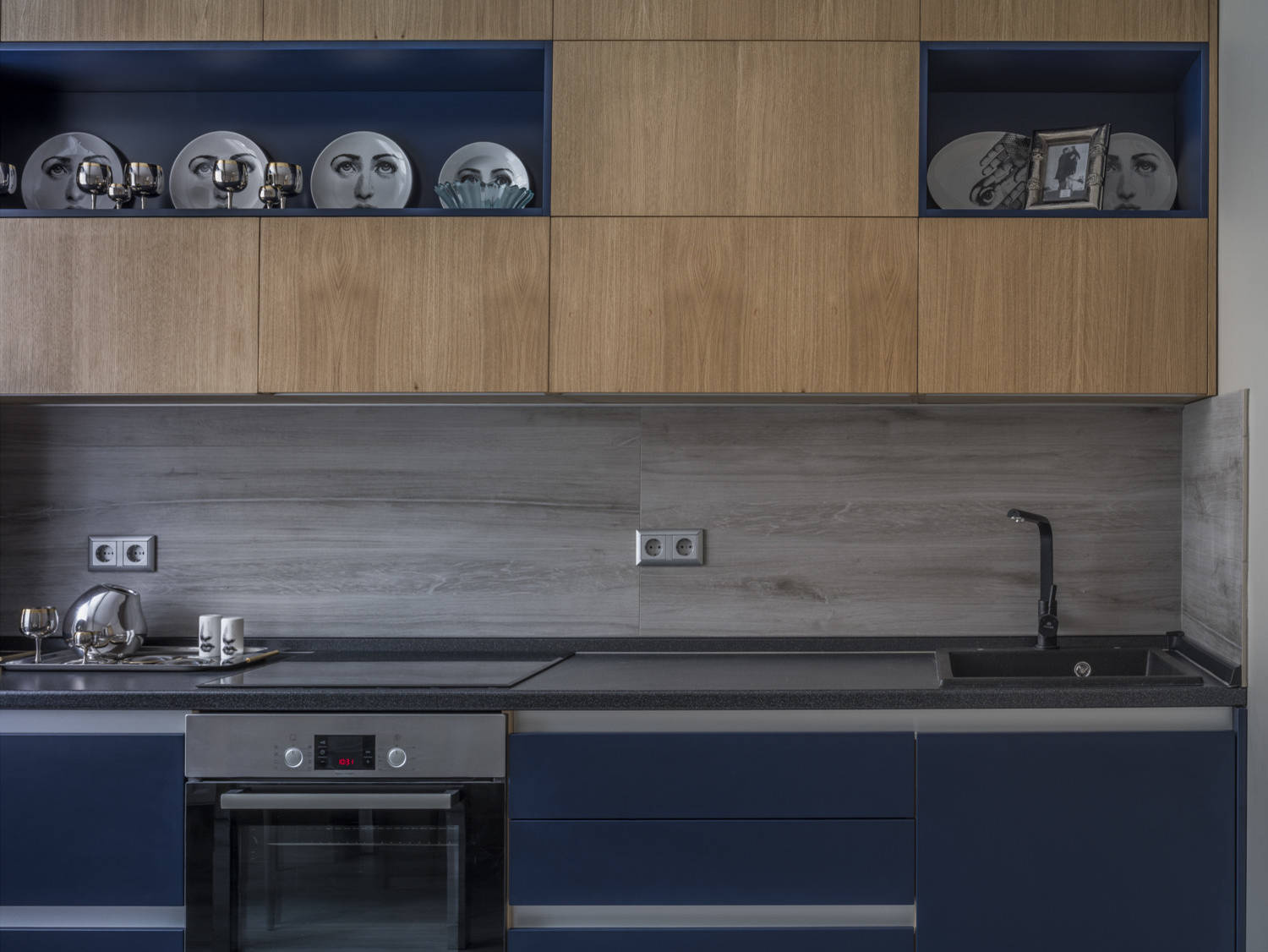 Просто фото: 15 кухонь с нишами и выемками по фасаду