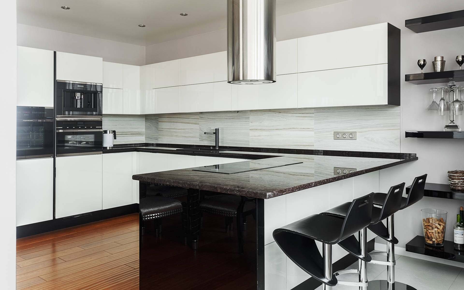 Белая глянцевая кухня в интерьере