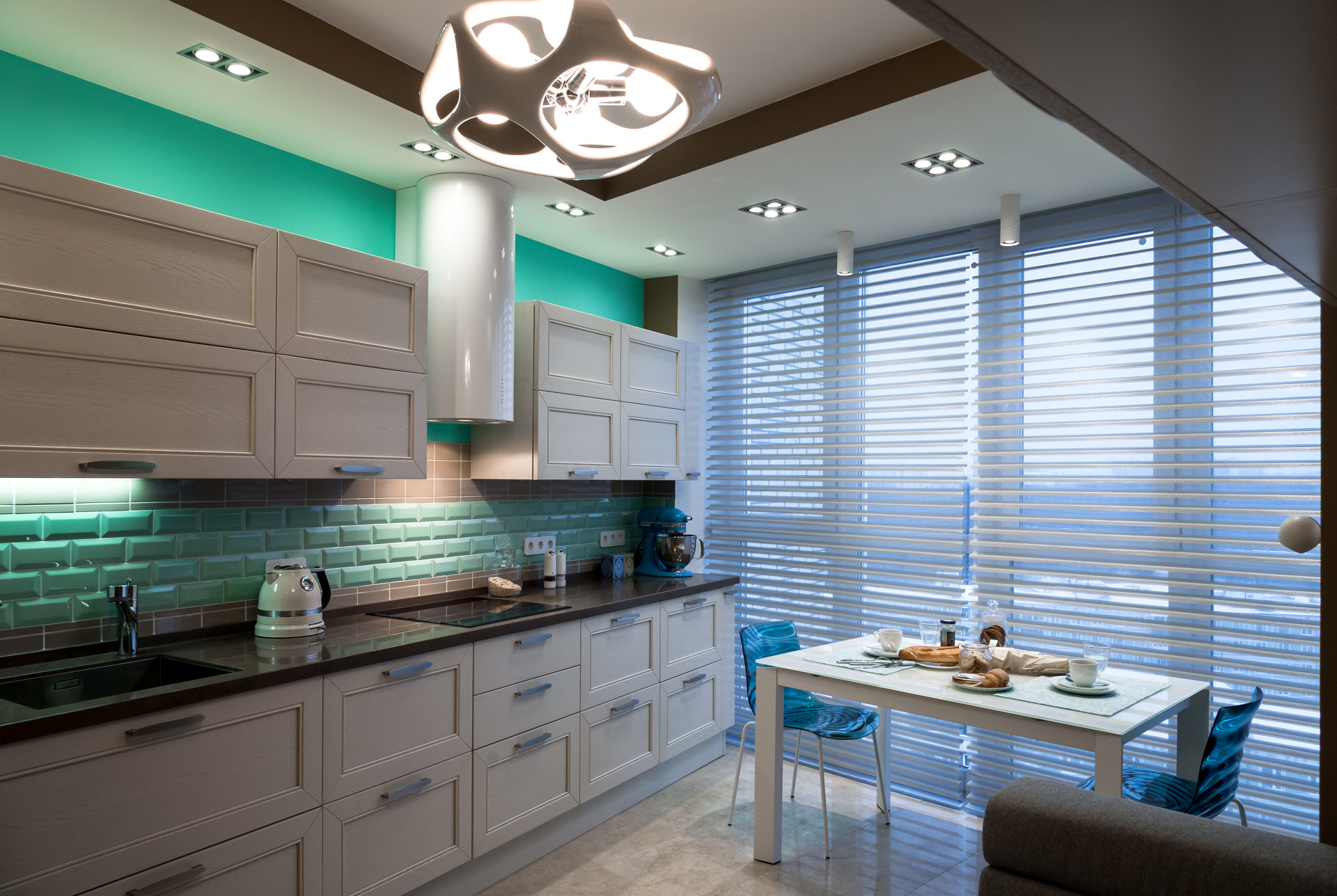 Кухня с окном в рабочей зоне