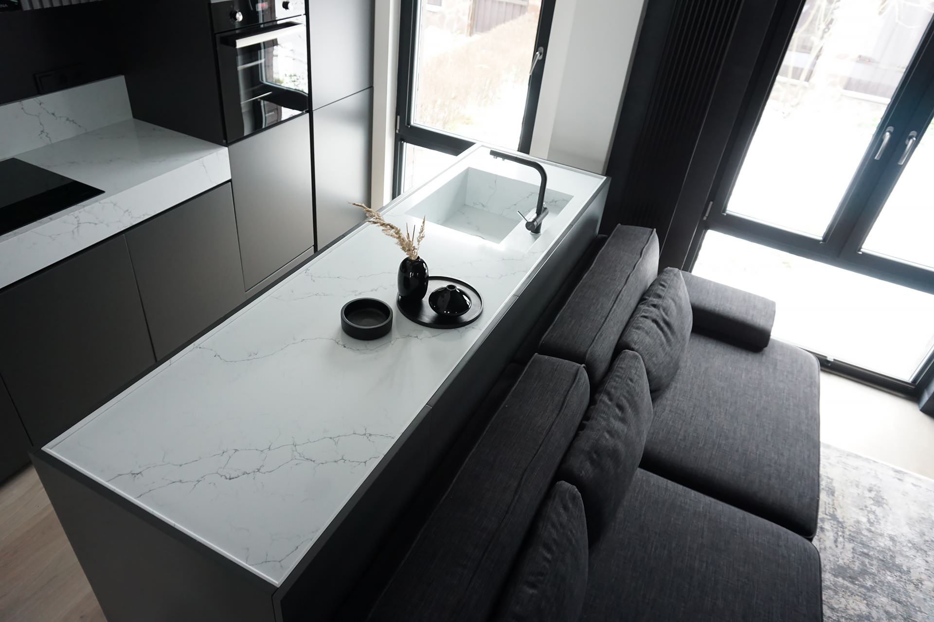 Проект недели: Графитовая кухня-гостиная в загородном доме