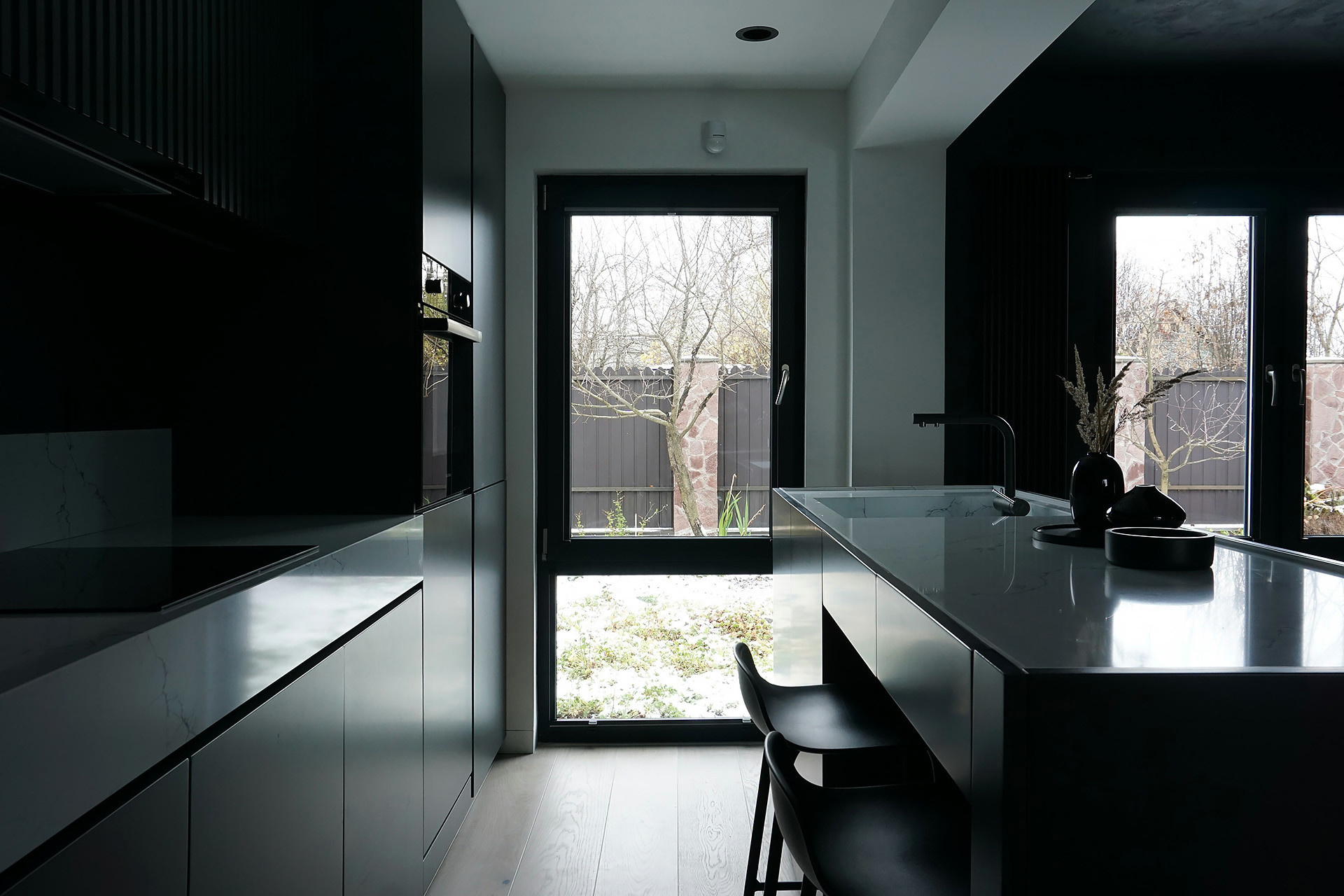 Проект недели: Графитовая кухня-гостиная в загородном доме