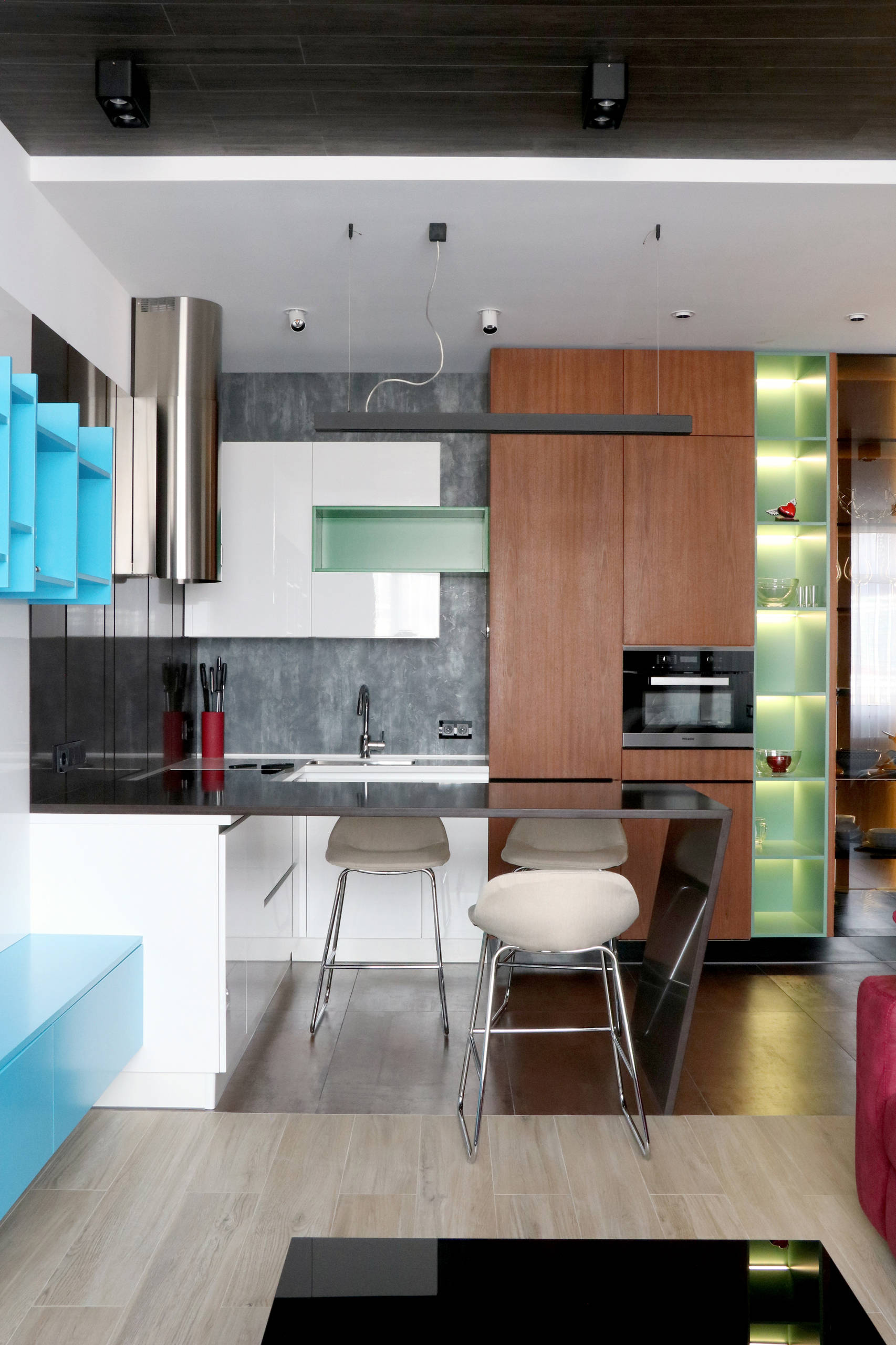 Просто фото: 15 кухонь с нишами и выемками по фасаду