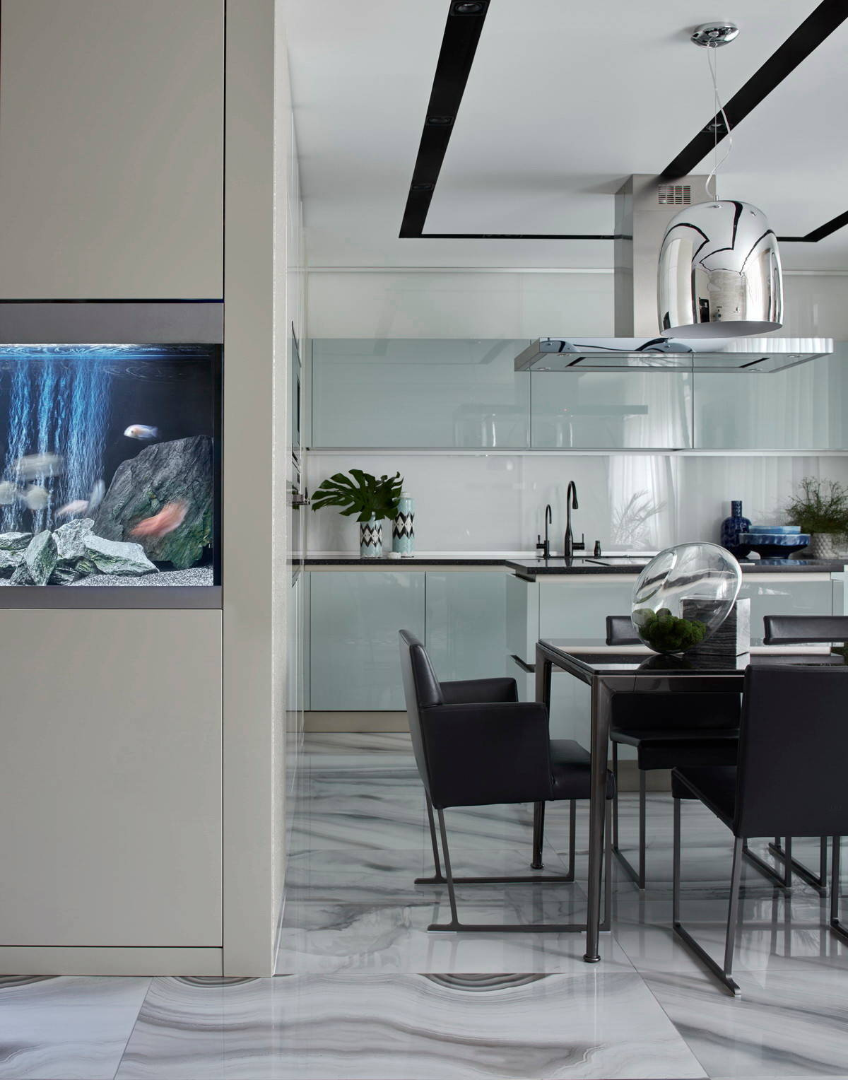 Фотоохота: 23 проекта кухни «в колонну» — от компактных до XXL