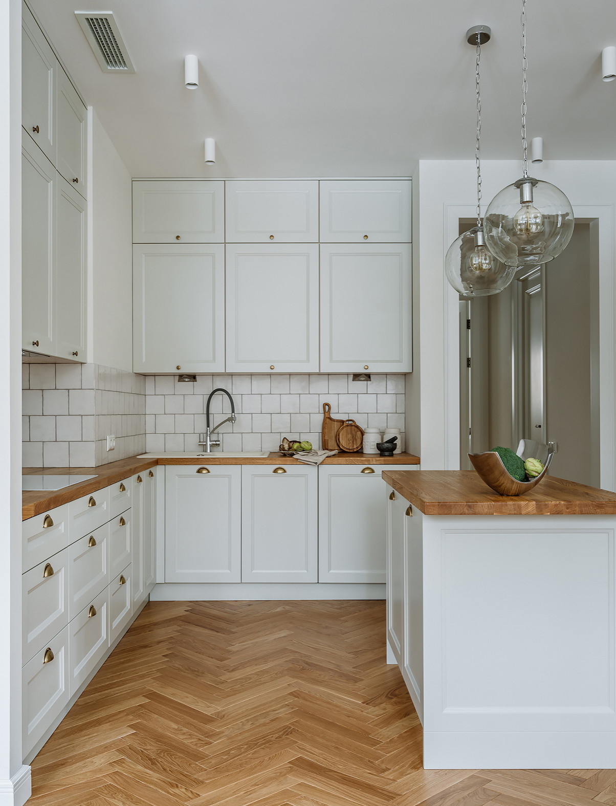 Дизайн-дебаты: Можно ли обойтись без духовки на кухне