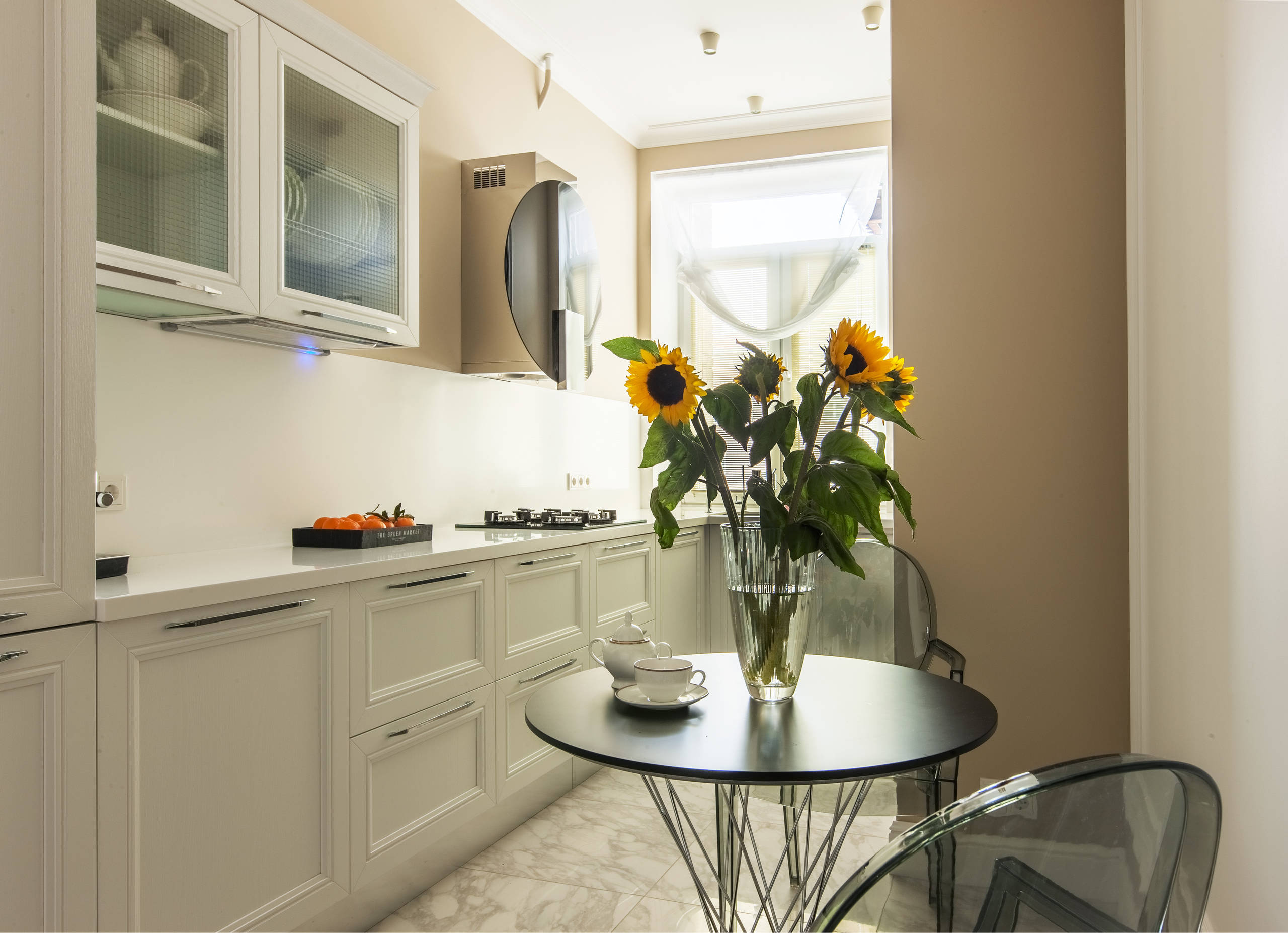 Houzz тур: Современная классика с зеркалами и открытым балконом