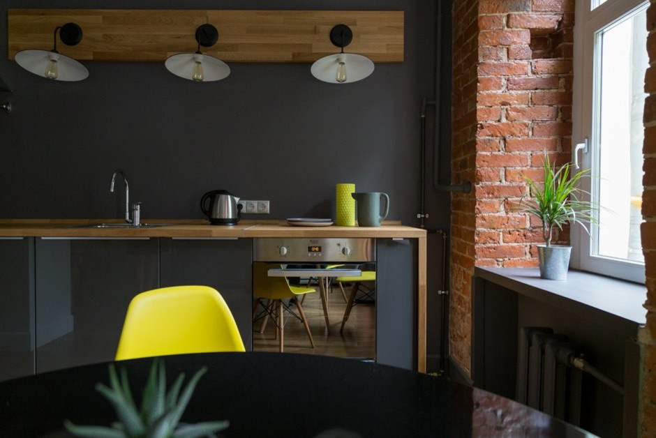 Houzz тур: Студия с отреставрированным кирпичом и четырьмя окнами