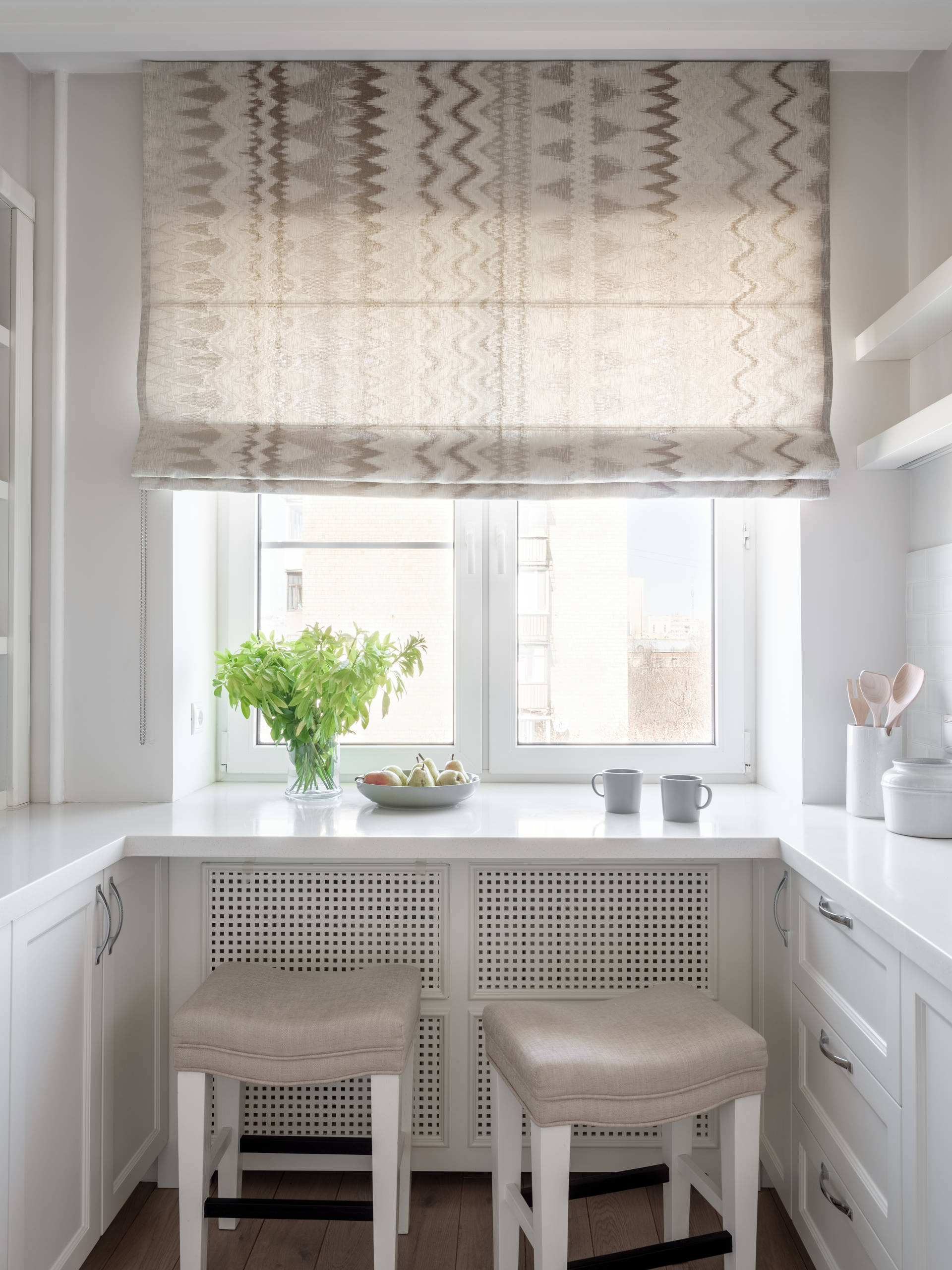 Есть решение: 18 кухонь, где столешница под окном