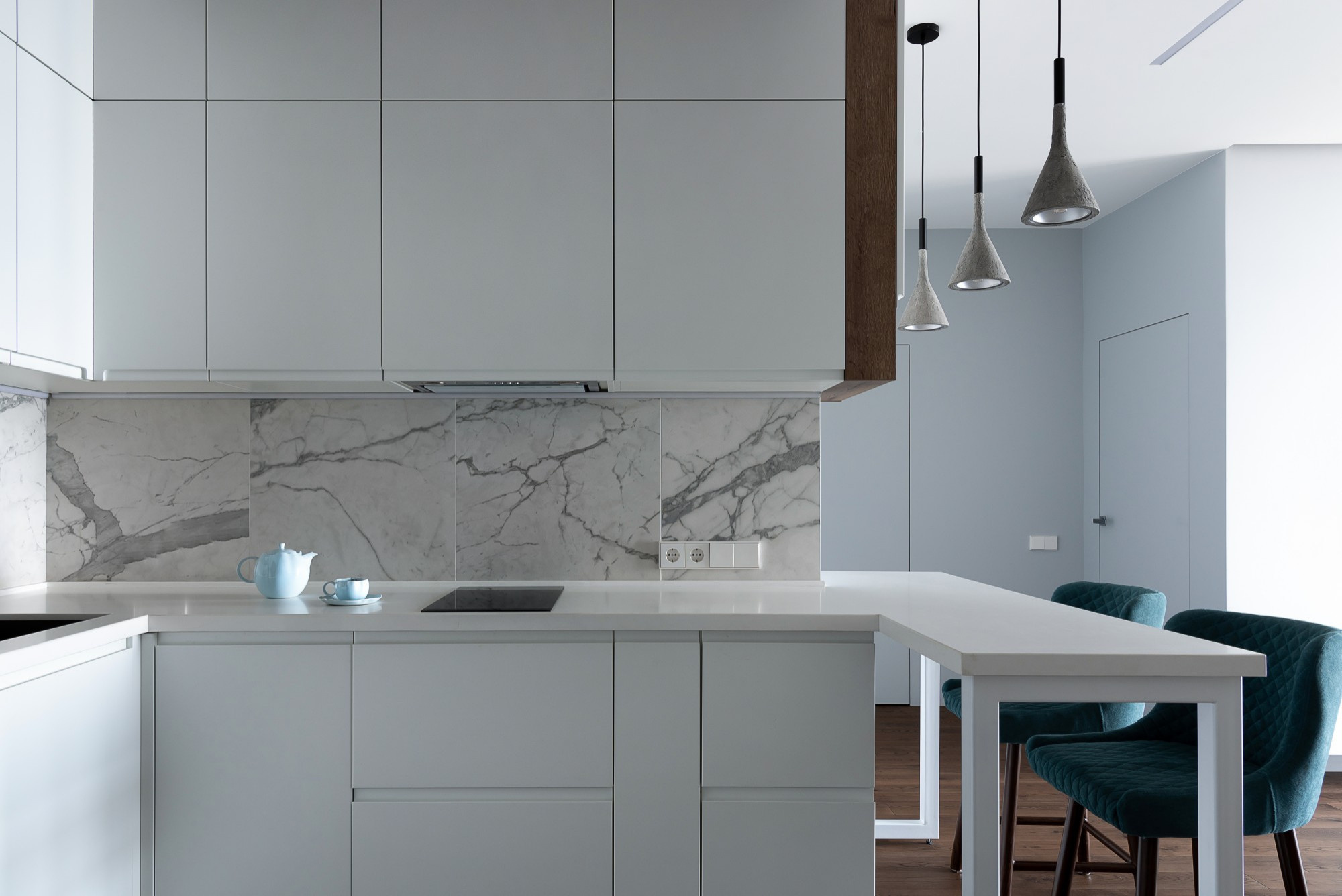 Просто фото: 18 идей для верхних шкафов на углу кухни