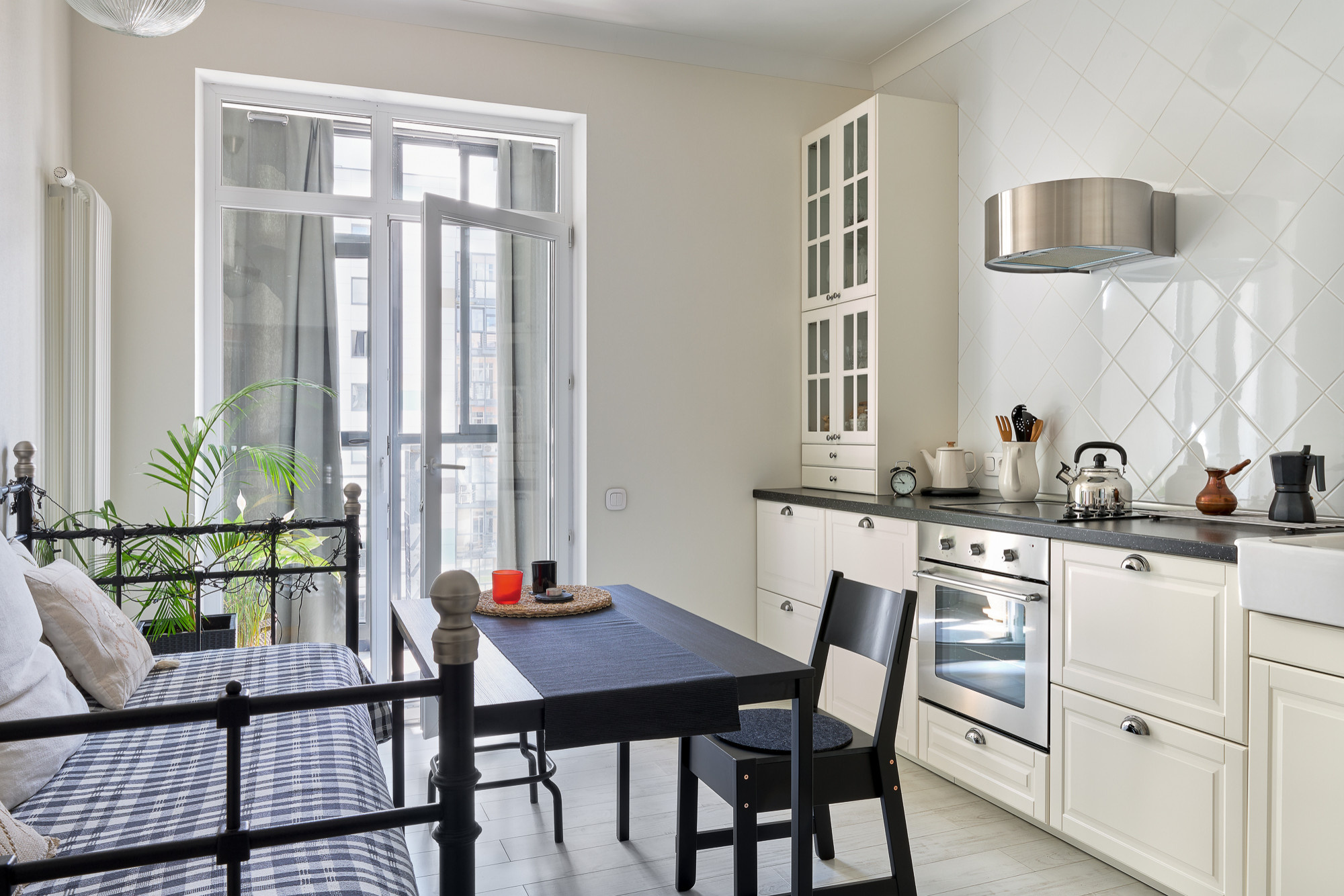 В гостях: Сканди-«однушка» с балконом для кота