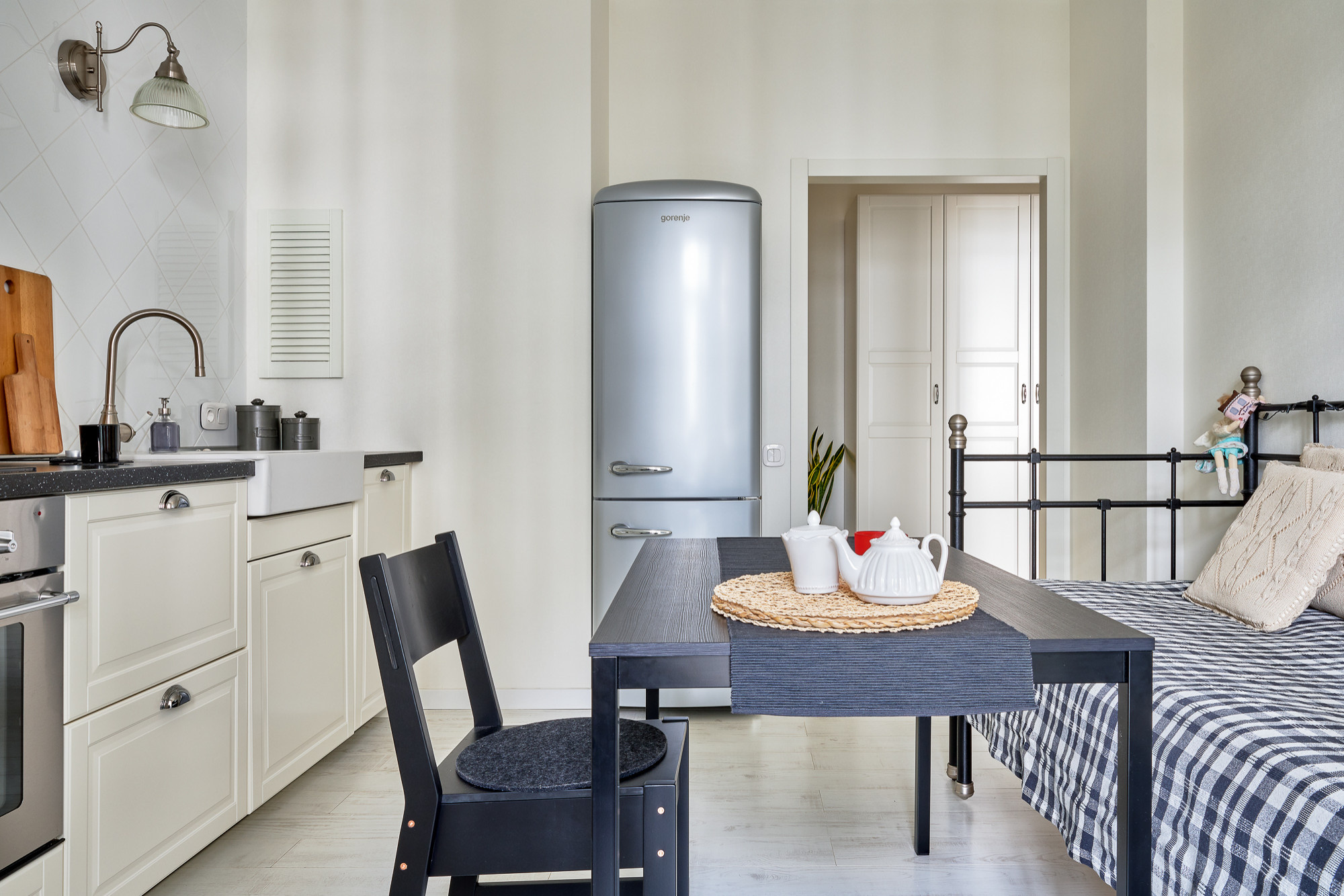 В гостях: Сканди-«однушка» с балконом для кота