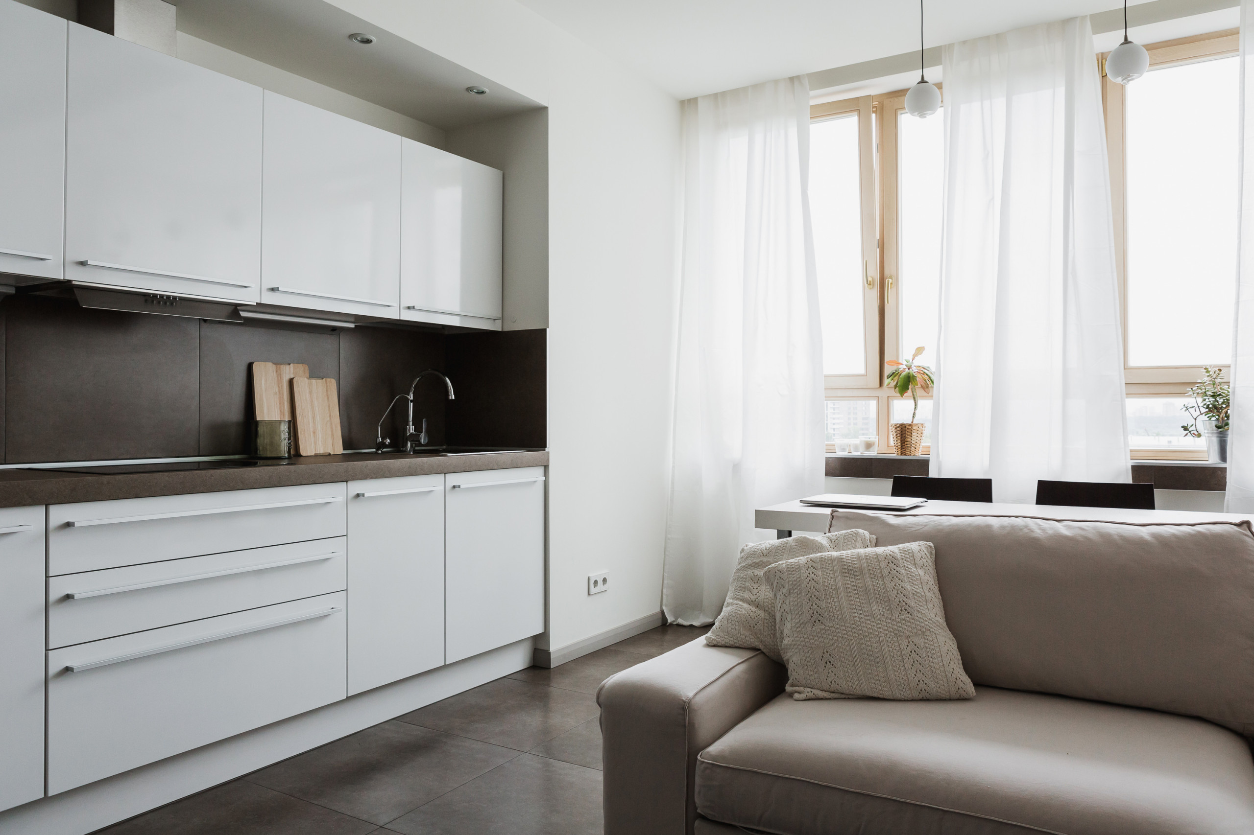 Как правильно: Перенос кухни в комнату или коридор