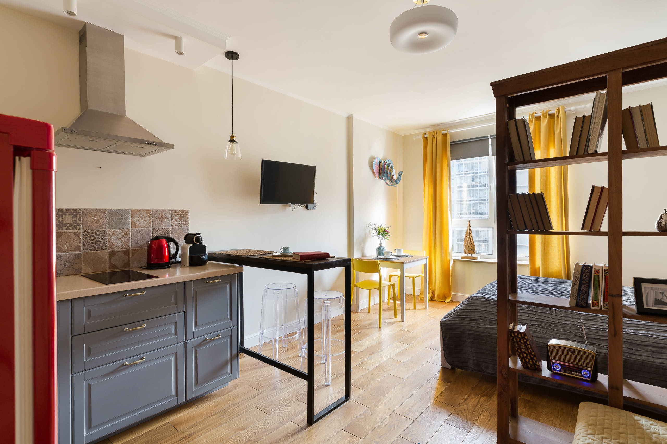 В гостях: 27 кв.м с красным холодильником и бирюзовой дверью