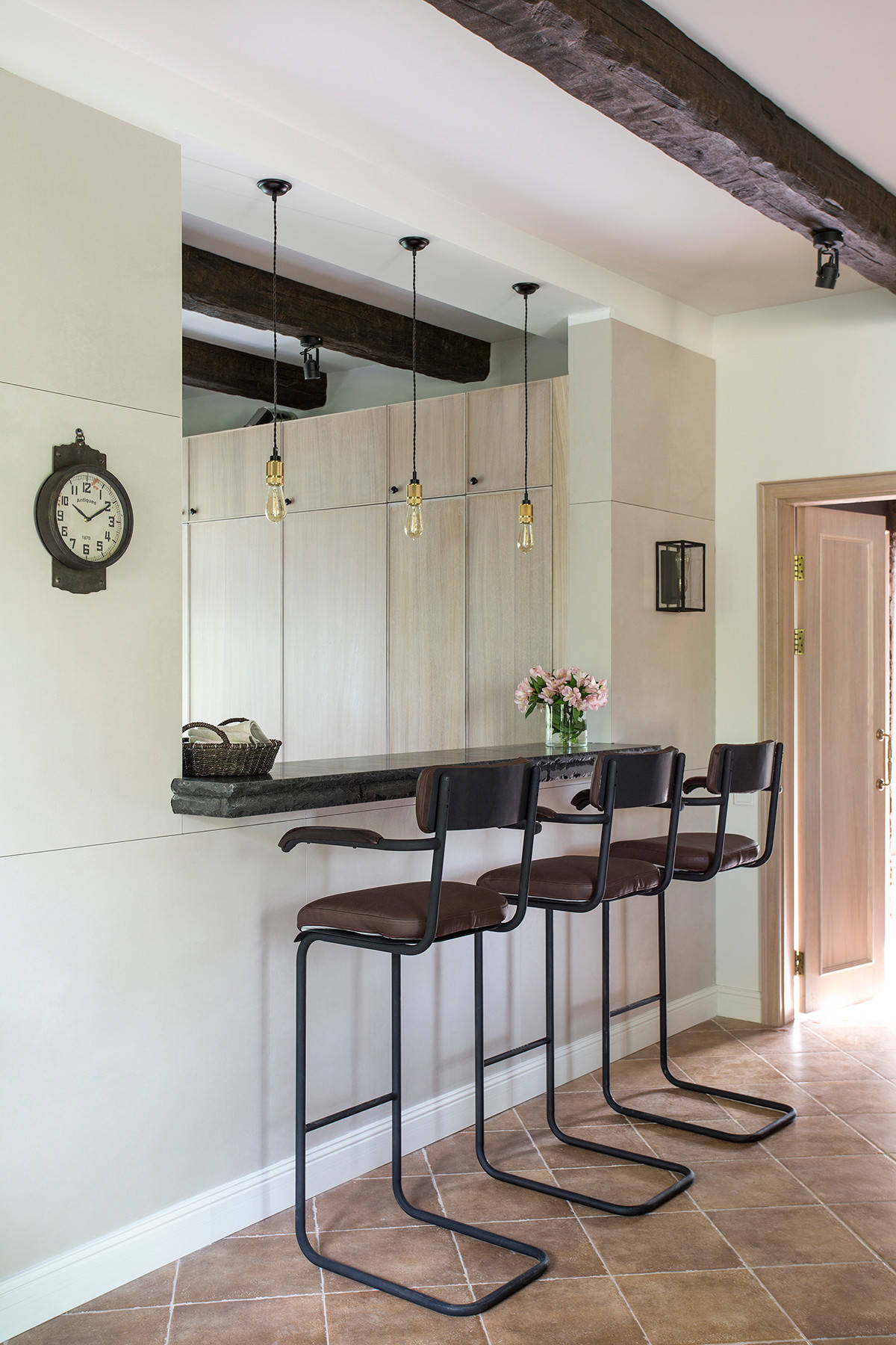 Фотоохота: 23 проекта кухни «в колонну» — от компактных до XXL