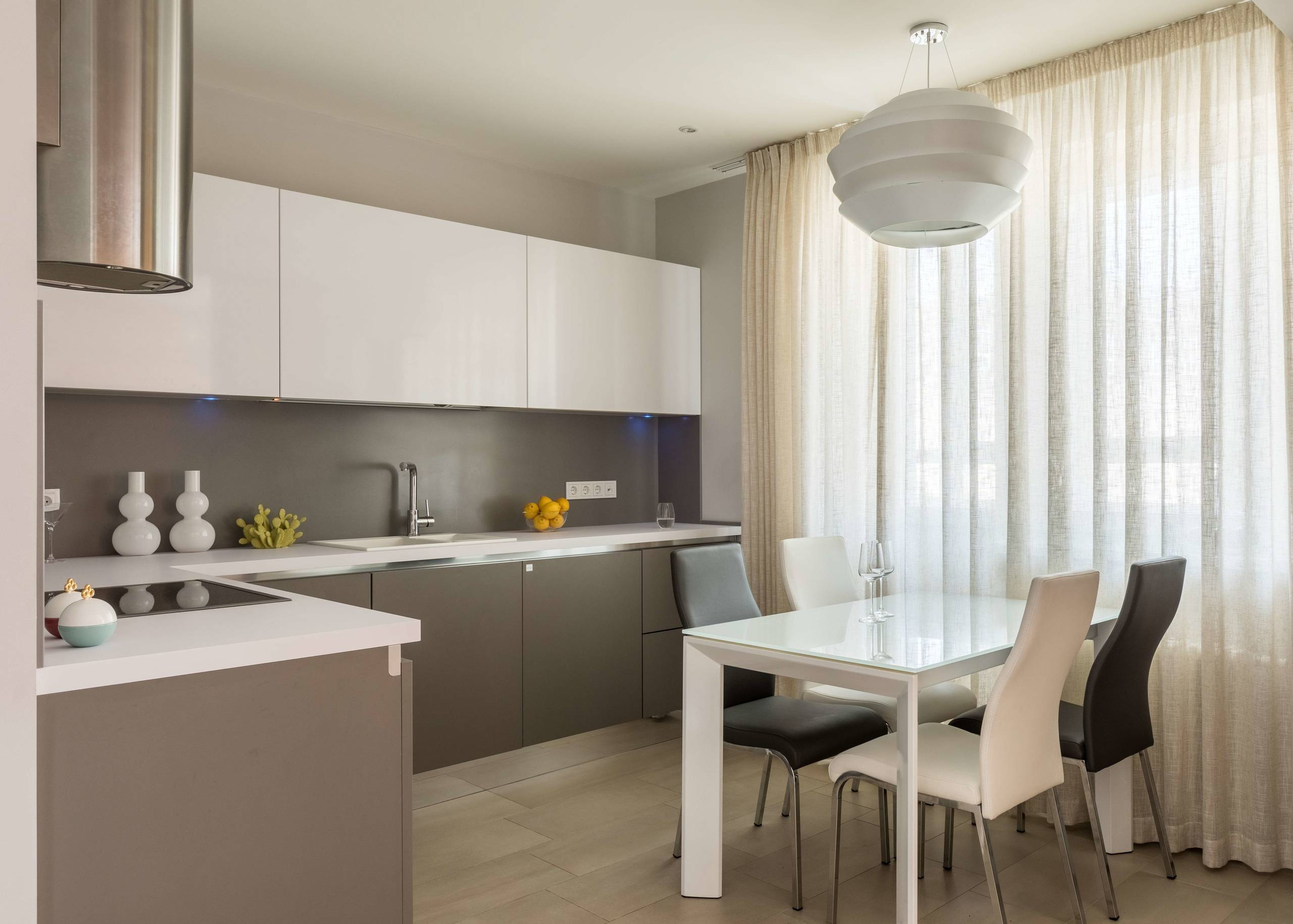 Houzz тур: Квартира с чёрным зеркалом для семьи юристов