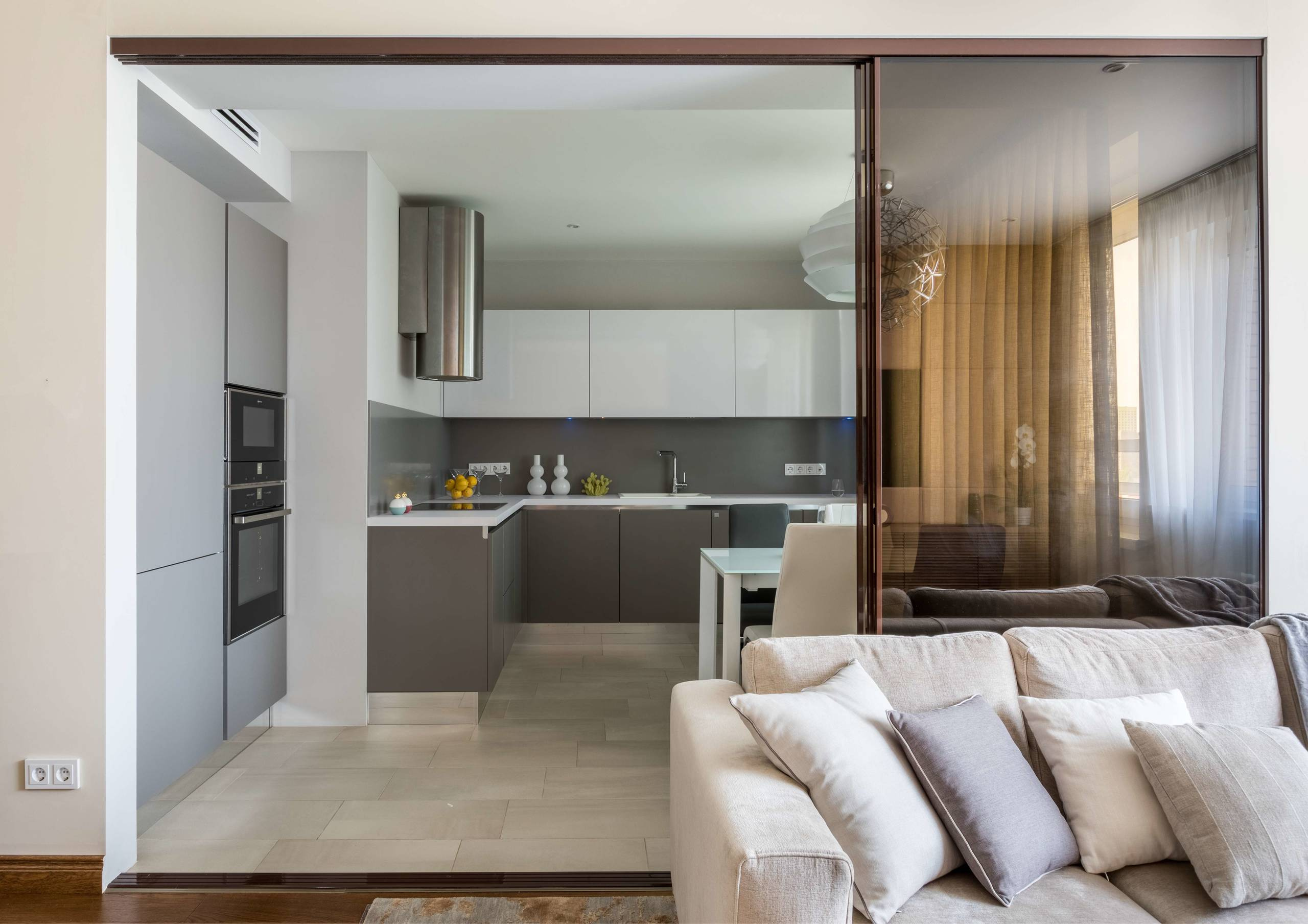 Houzz тур: Квартира с чёрным зеркалом для семьи юристов