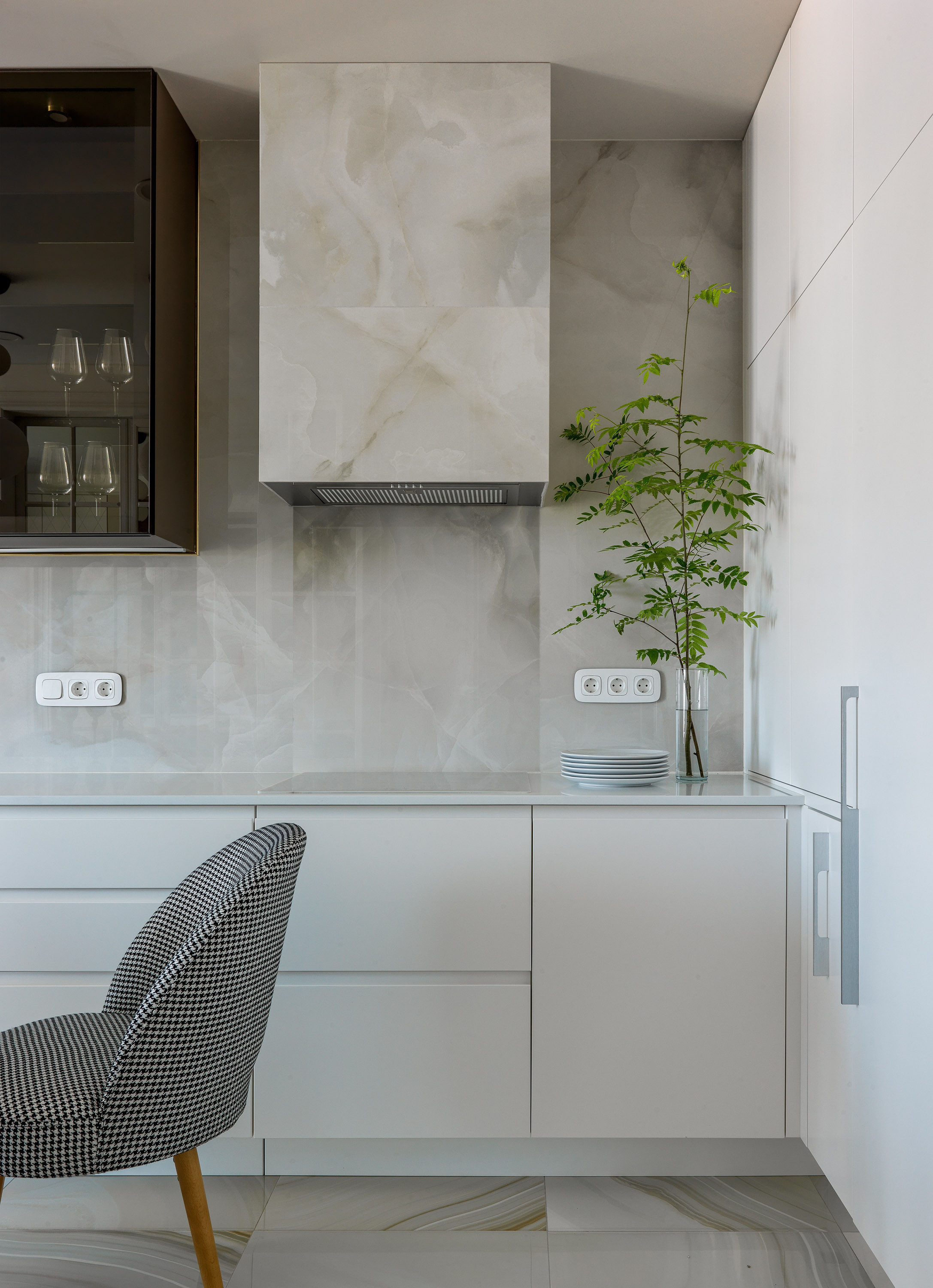 Кухня: Как высоко располагать розетки на кухне [и какие]